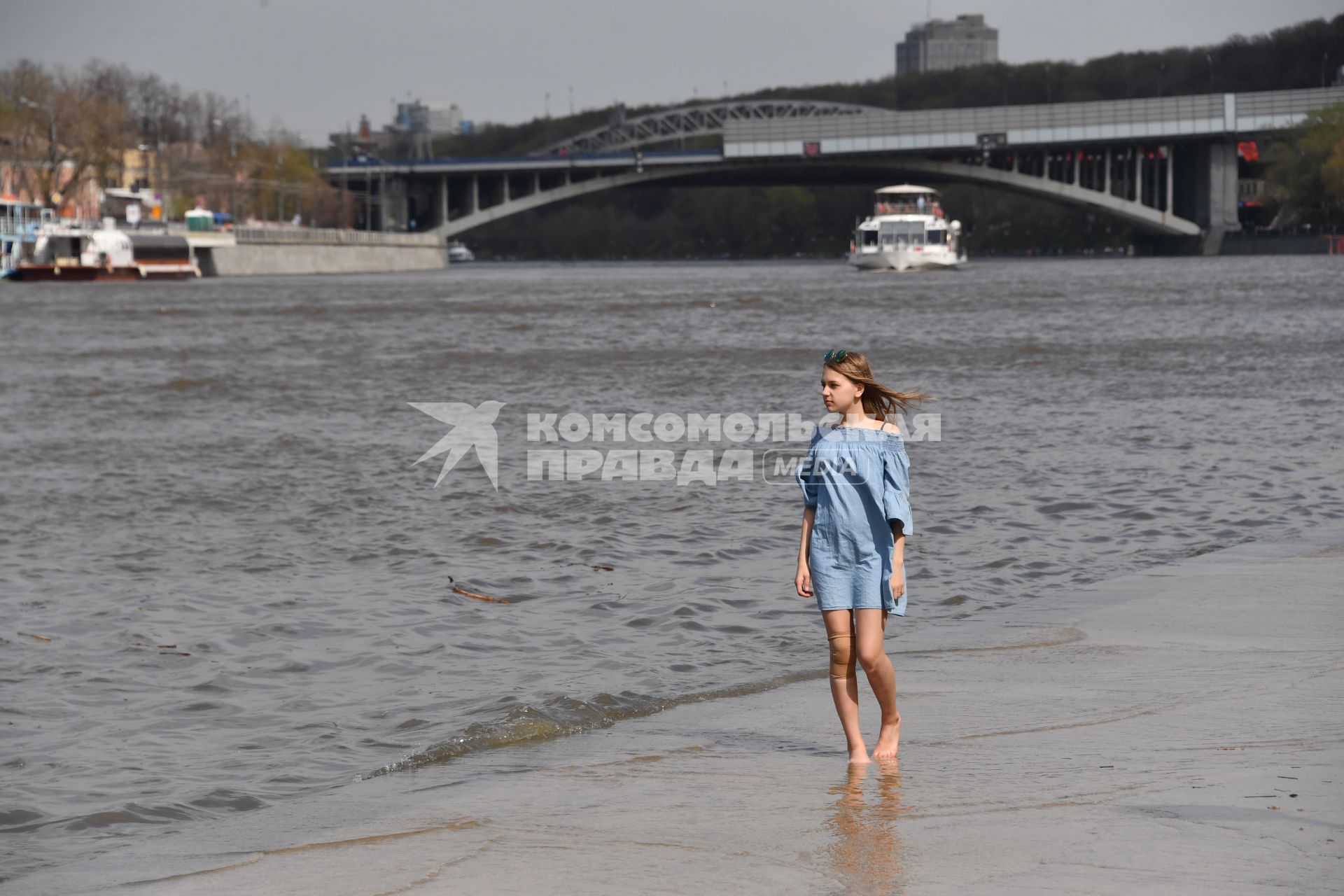 Москва. Девушка гуляет по  затопленной   набережной  на Воробьевых горах.