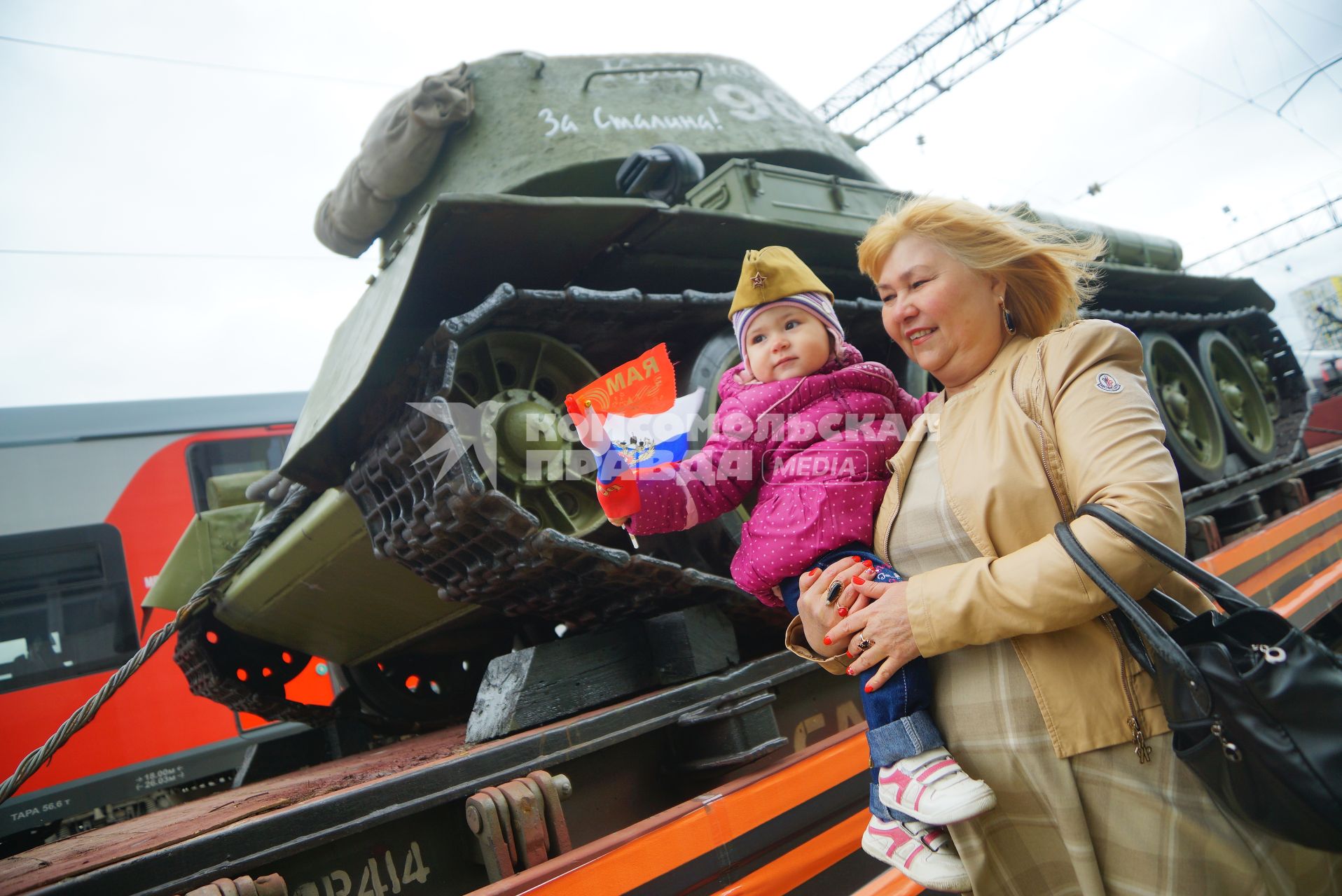 Екатеринбург. Женщина с маленькой девочкой на руках у агитационного поезда «Армия Победы – 2017» (справа) на ЖД вокзал