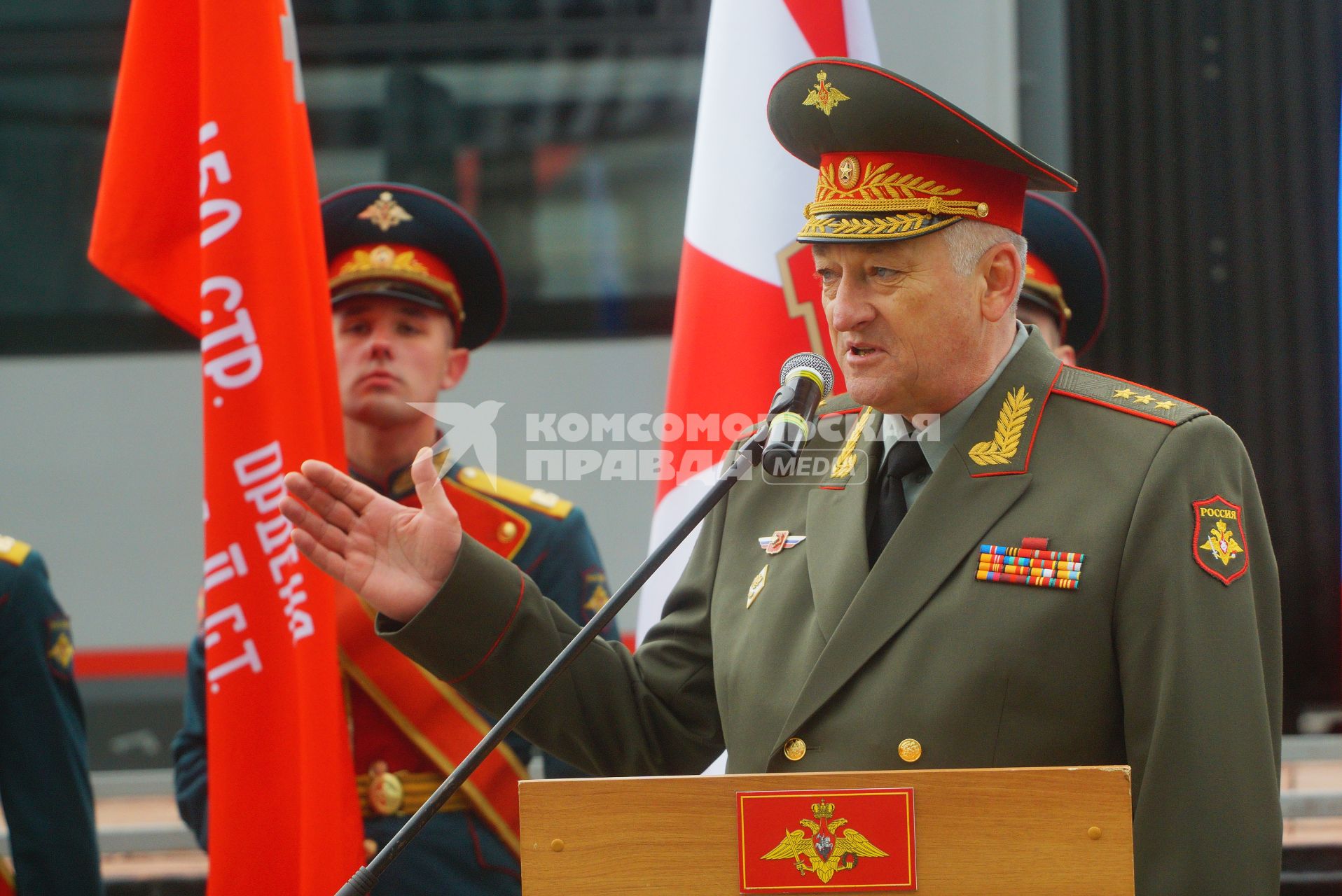 Екатеринбург. Командующий войсками Центрального военного округа генерал-полковник Владимир Зарудницкий во время встречи агитационного поезда «Армия Победы – 2017» на ЖД вокзале