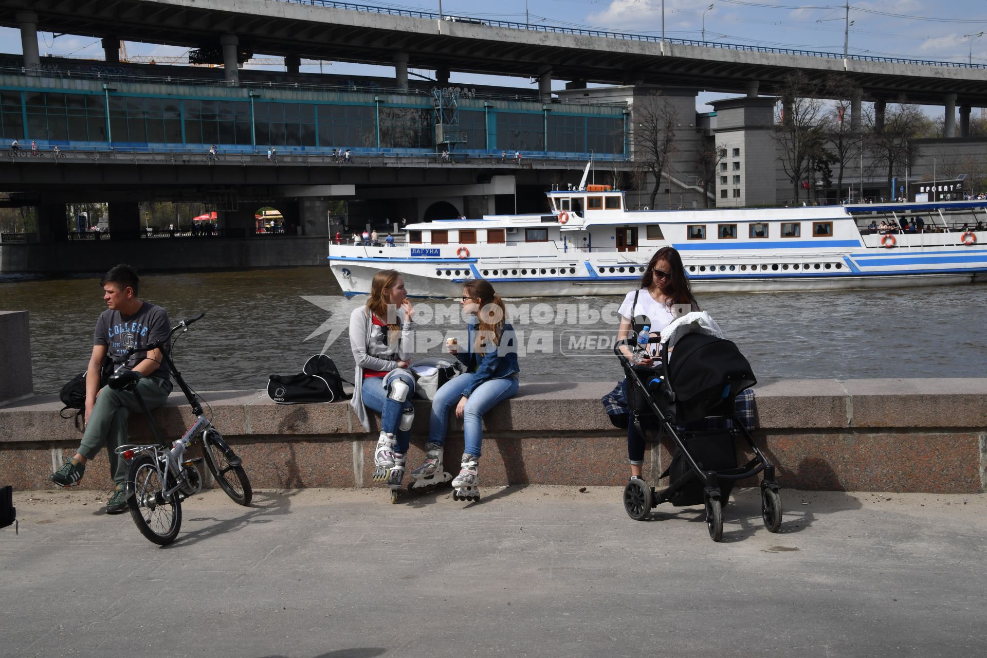 Москва. Горожане отдыхают  на Андреевской набережной.