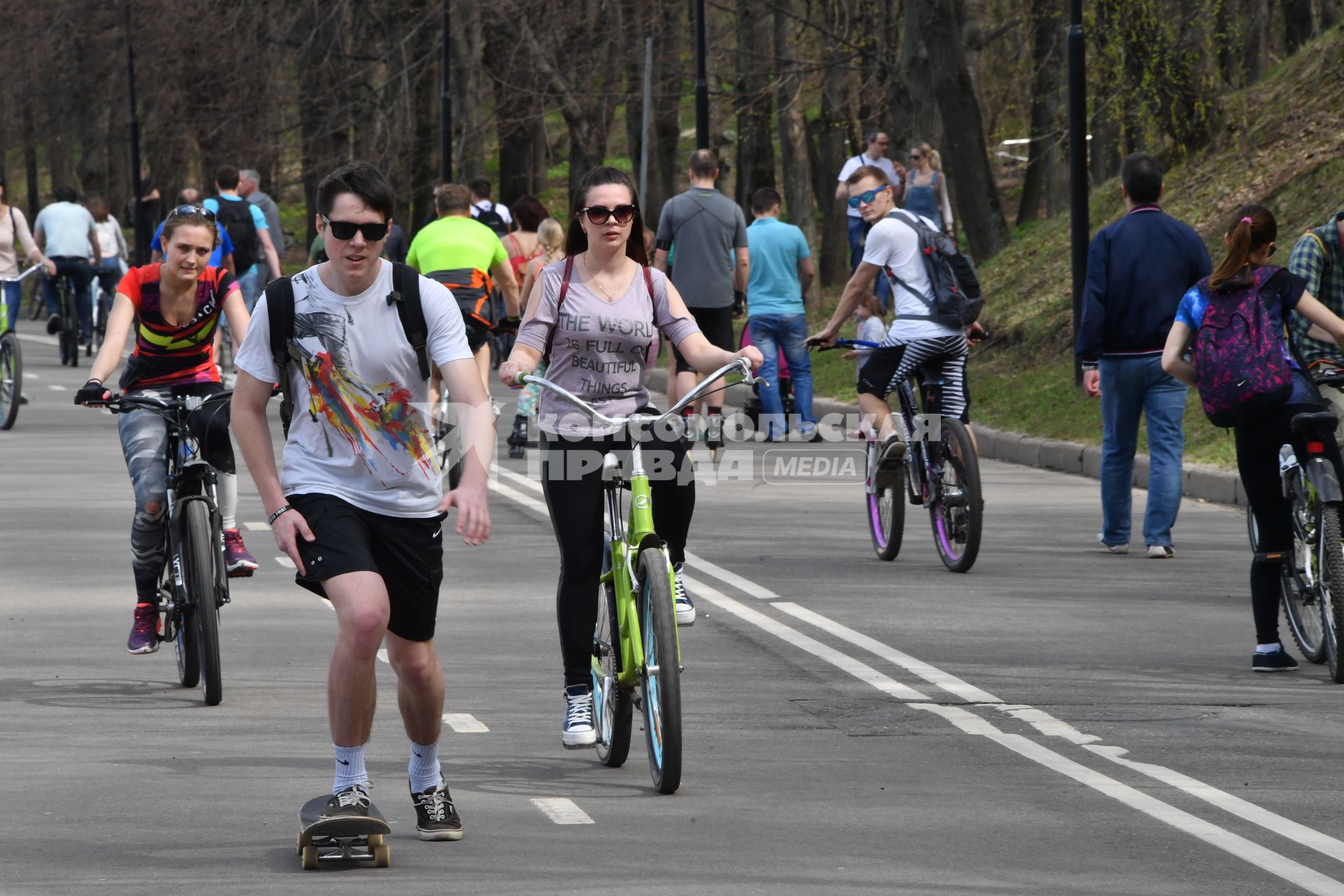 Москва. Горожане  во время велопрогулки  на Андреевской набережной.