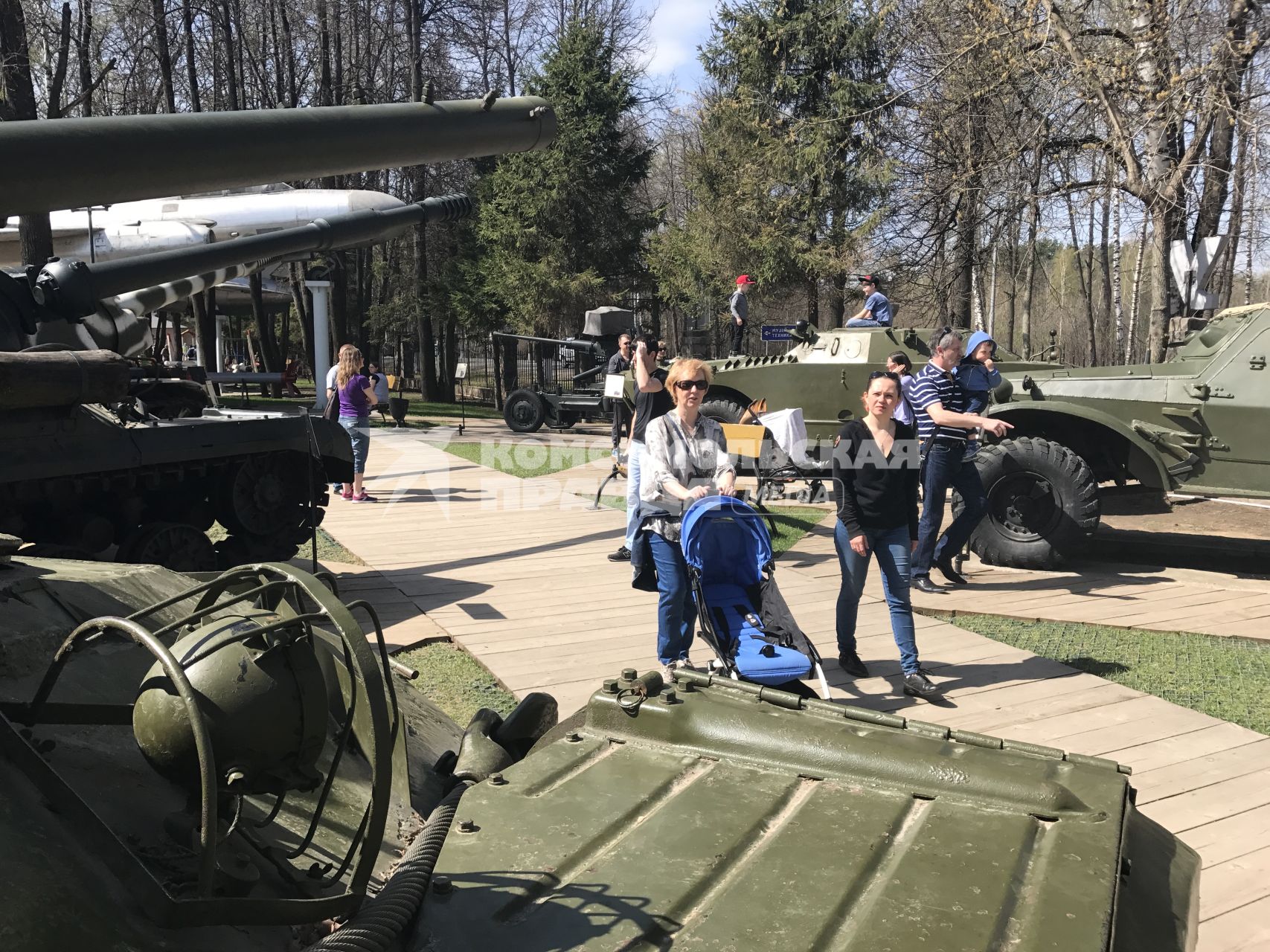 Москва.  Посетители осматривают технику времен Великой Отечественной войны  на уличной экспозиции музея  Вадима Задорожного.