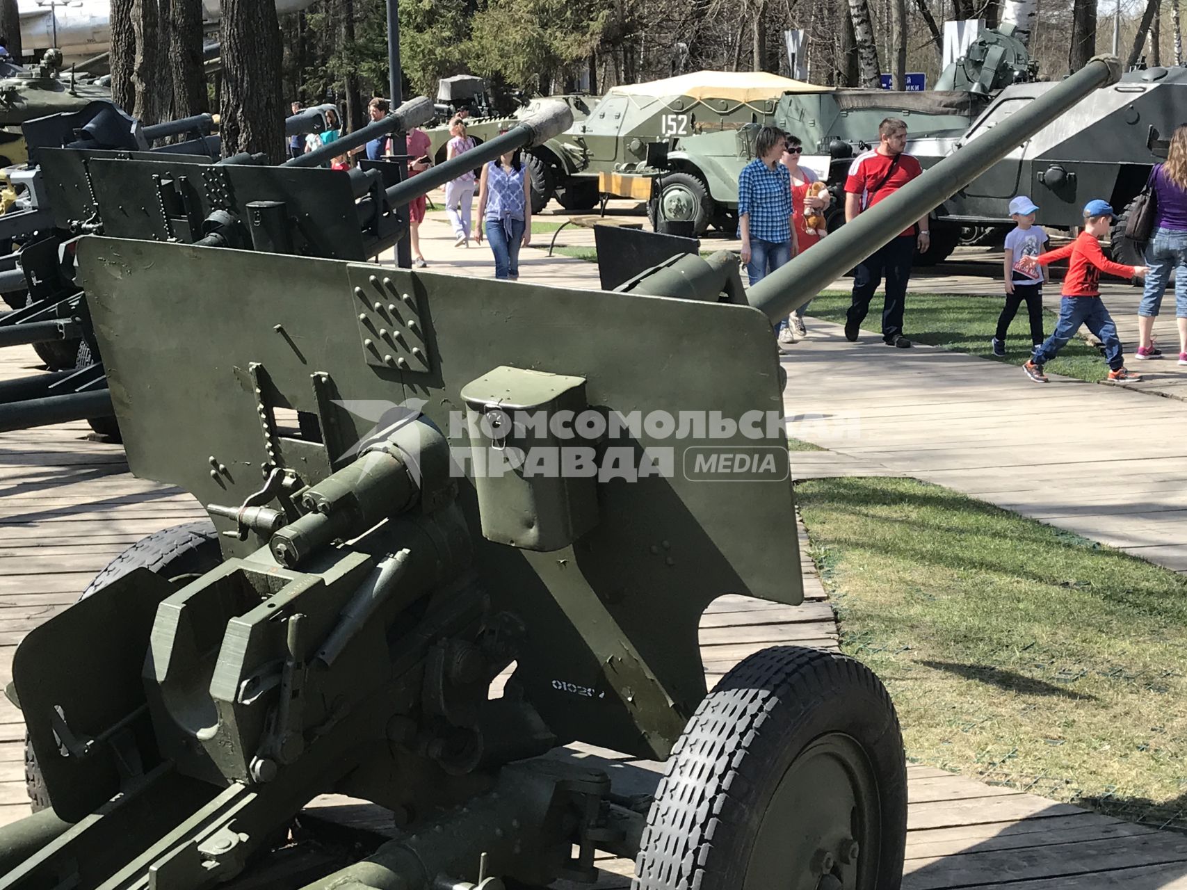 Москва.  Посетители осматривают технику времен Великой Отечественной войны  на уличной экспозиции музея  Вадима Задорожного.