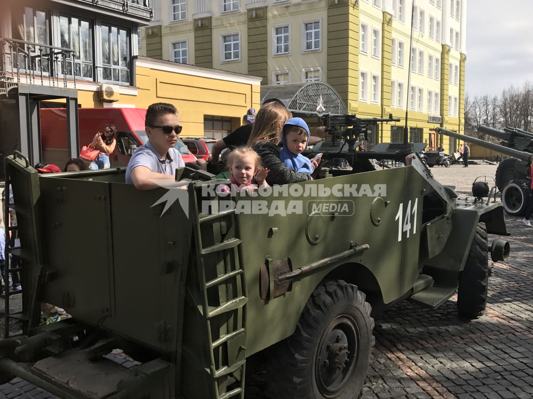 Москва.  Посетители  во время осмотра военной техники времен   второй мировой войны   на уличной экспозиции музея  Вадима Задорожного.