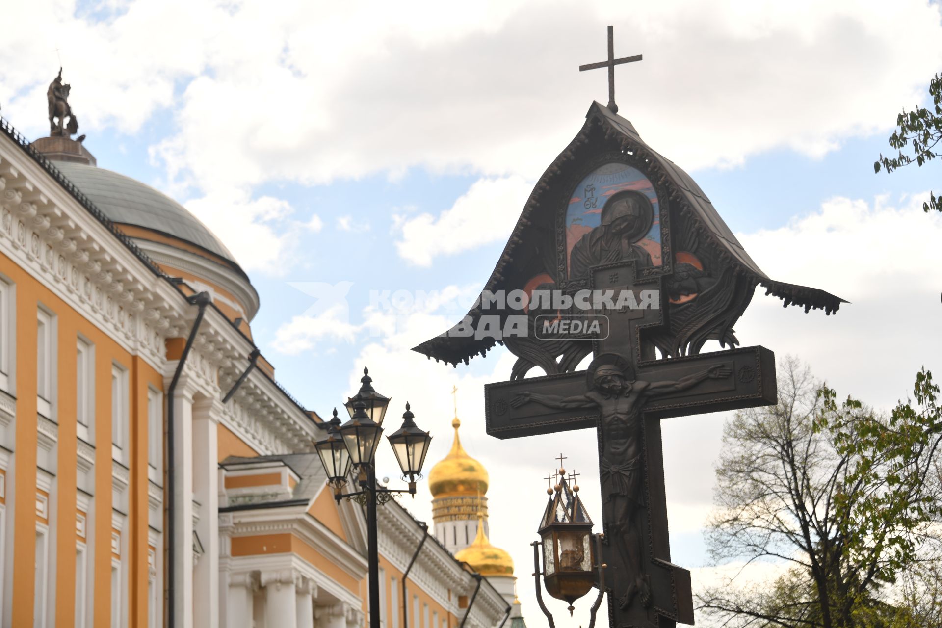 Москва. Церемония открытия у Никольской башни Кремля креста в память о великом князе, генерал-губернаторе Москвы в 1891 - 1905 годах Сергее Александровиче.