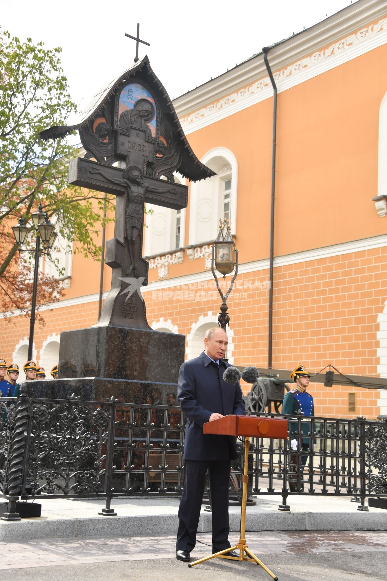 Москва. Президент РФ Владимир Путин на церемонии открытия у Никольской башни Кремля креста в память о великом князе, генерал-губернаторе Москвы в 1891 - 1905 годах Сергее Александровиче.