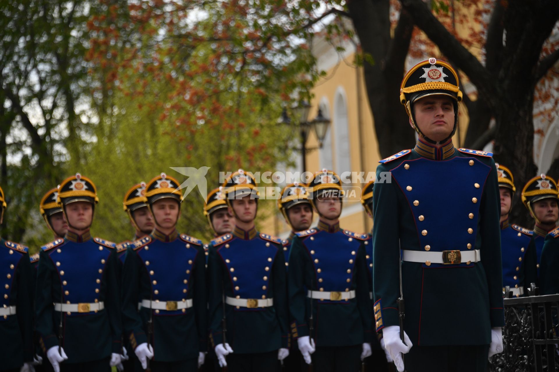 Москва. Почетный караул на церемонии открытия у Никольской башни Кремля креста в память о великом князе, генерал-губернаторе Москвы в 1891 - 1905 годах Сергее Александровиче.