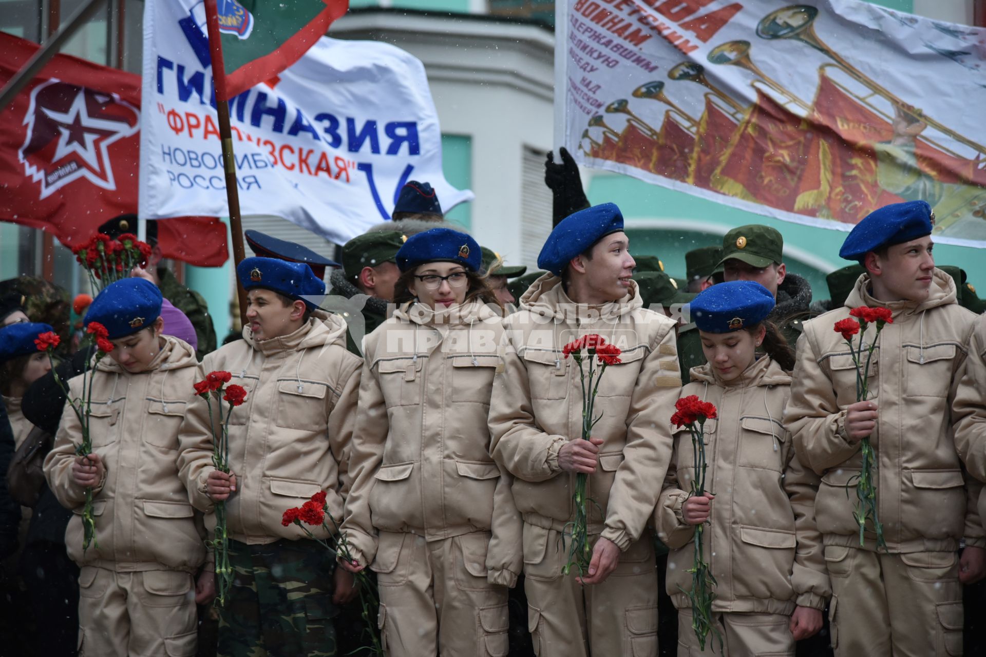 Новосибирск. Юнармейцы встречают прибытие агитпоезда `Армия Победы 2017 ` на вокзал Новосибирск-Главный.