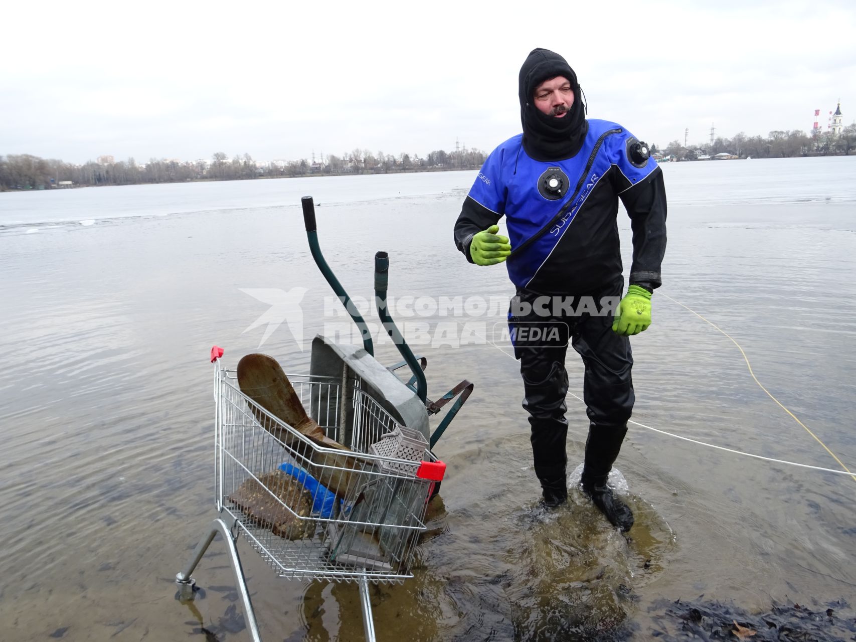 Москва.   Водолаз чистит  озеро Белое от мусора в районе Косино-Ухтомское.