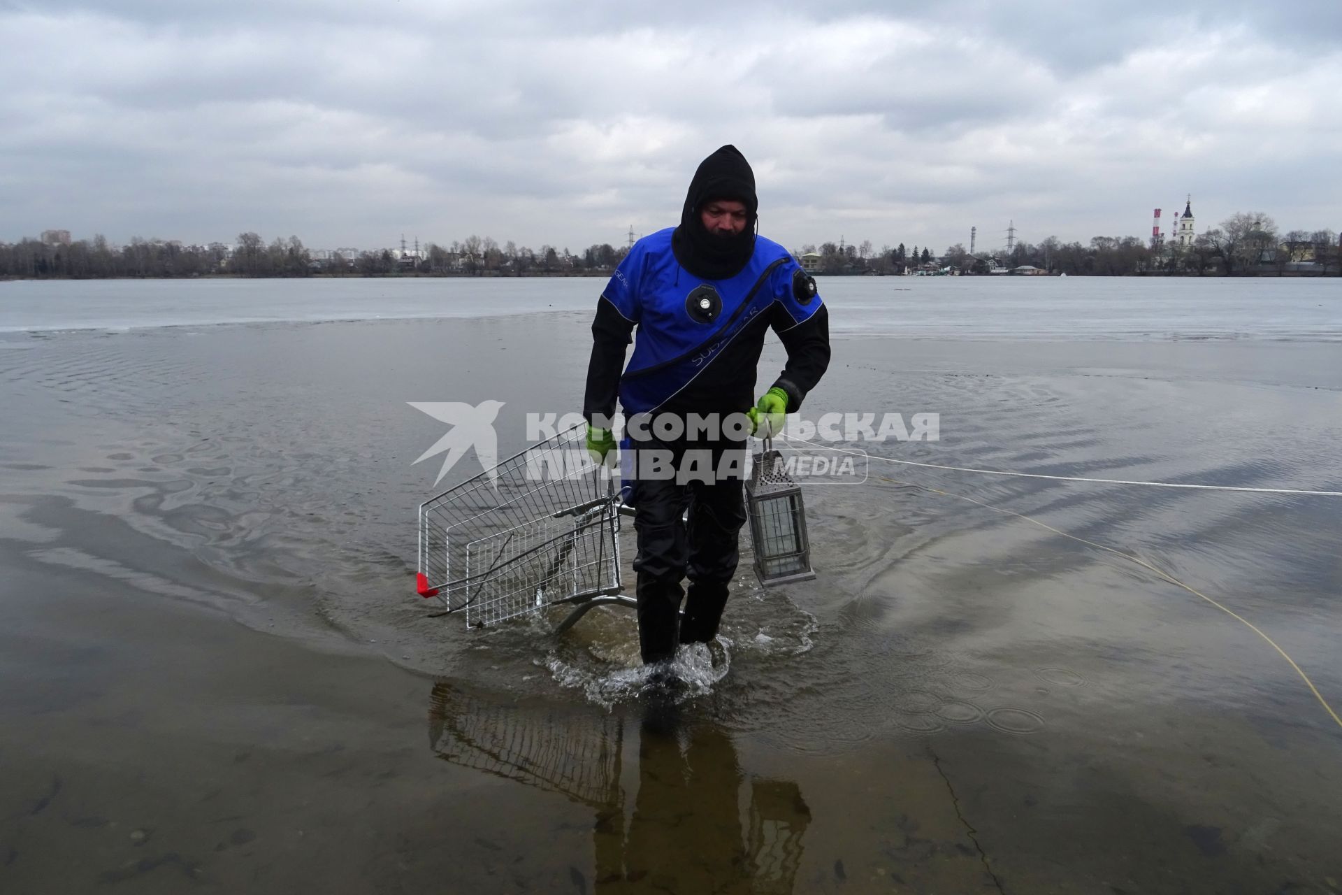 Москва.   Водолаз чистит  озеро Белое от мусора в районе Косино-Ухтомское.