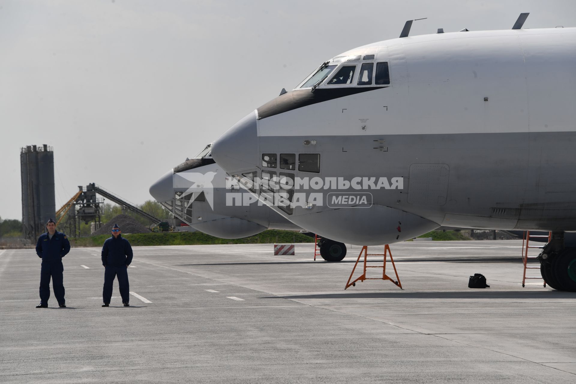 Энгельс. Самолет заправщик ил-78  на аэродроме.