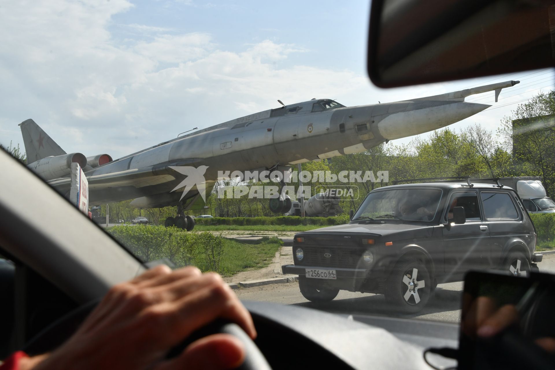 Энгельс. Самолет-памятник   установлен на одной из улиц города .