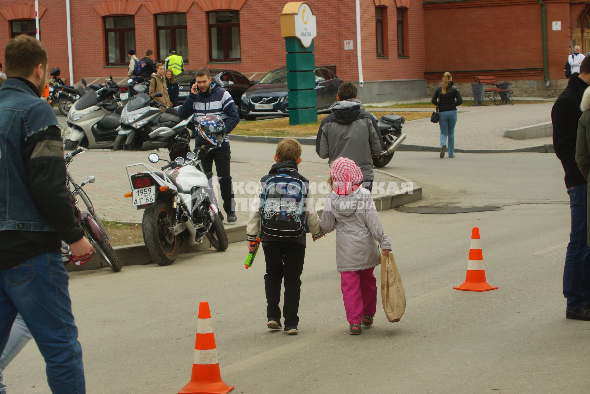 Екатеринбург. Мальчик с девочкой идут мимо мотоциклов во время открытия мотосезона