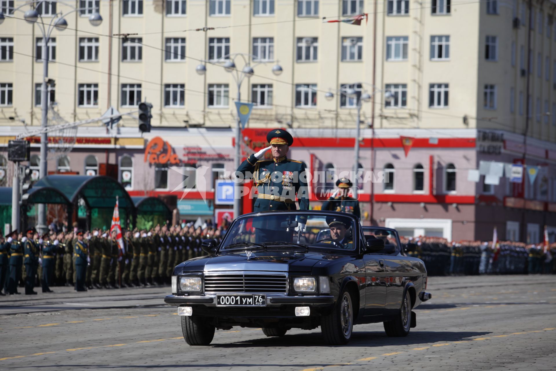 Екатеринбург. Командующий войсками ЦВО (Центральный военный округ) Владимир Зарудницкий принимает парад в честь 72-й одовщины победы в Великой Отечествоенной войне