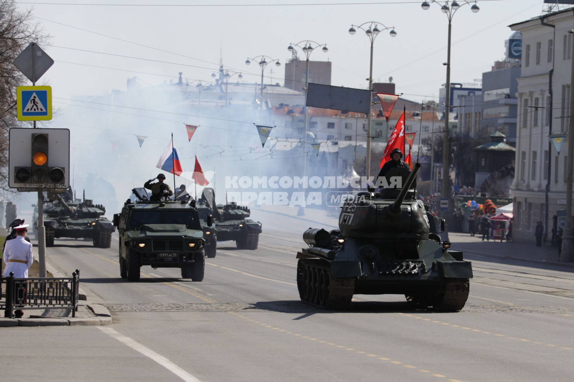 Екатеринбург. Танк Т-34 во время военного парада в честь 72-й годовщины победы в Великой Отечествоенной войне