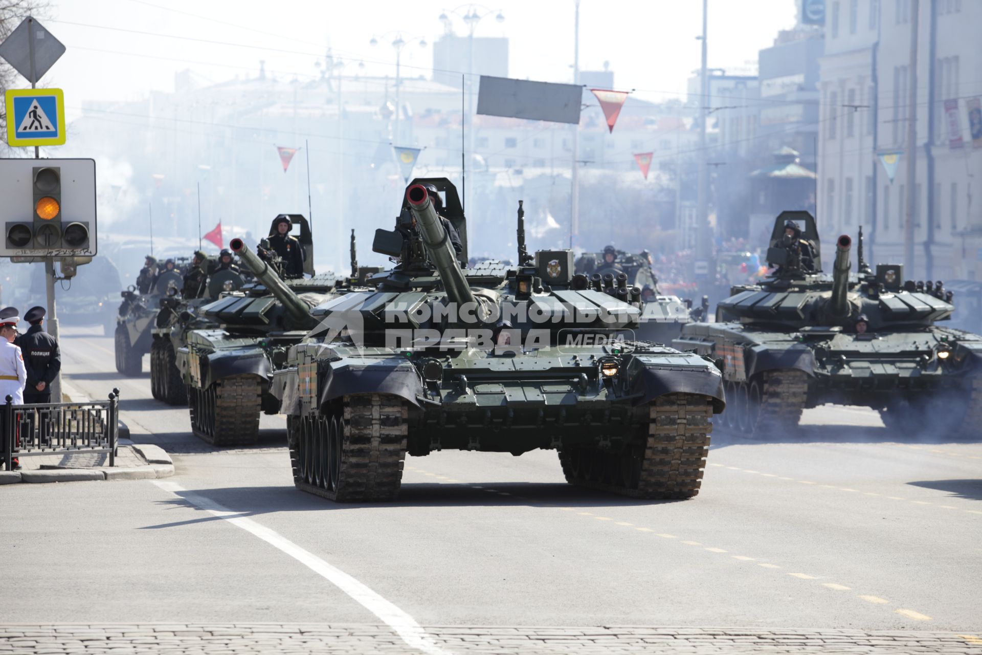 Екатеринбург. Танк Т-72Б3 во время военного парада в честь 72-й годовщины победы в Великой Отечествоенной войне