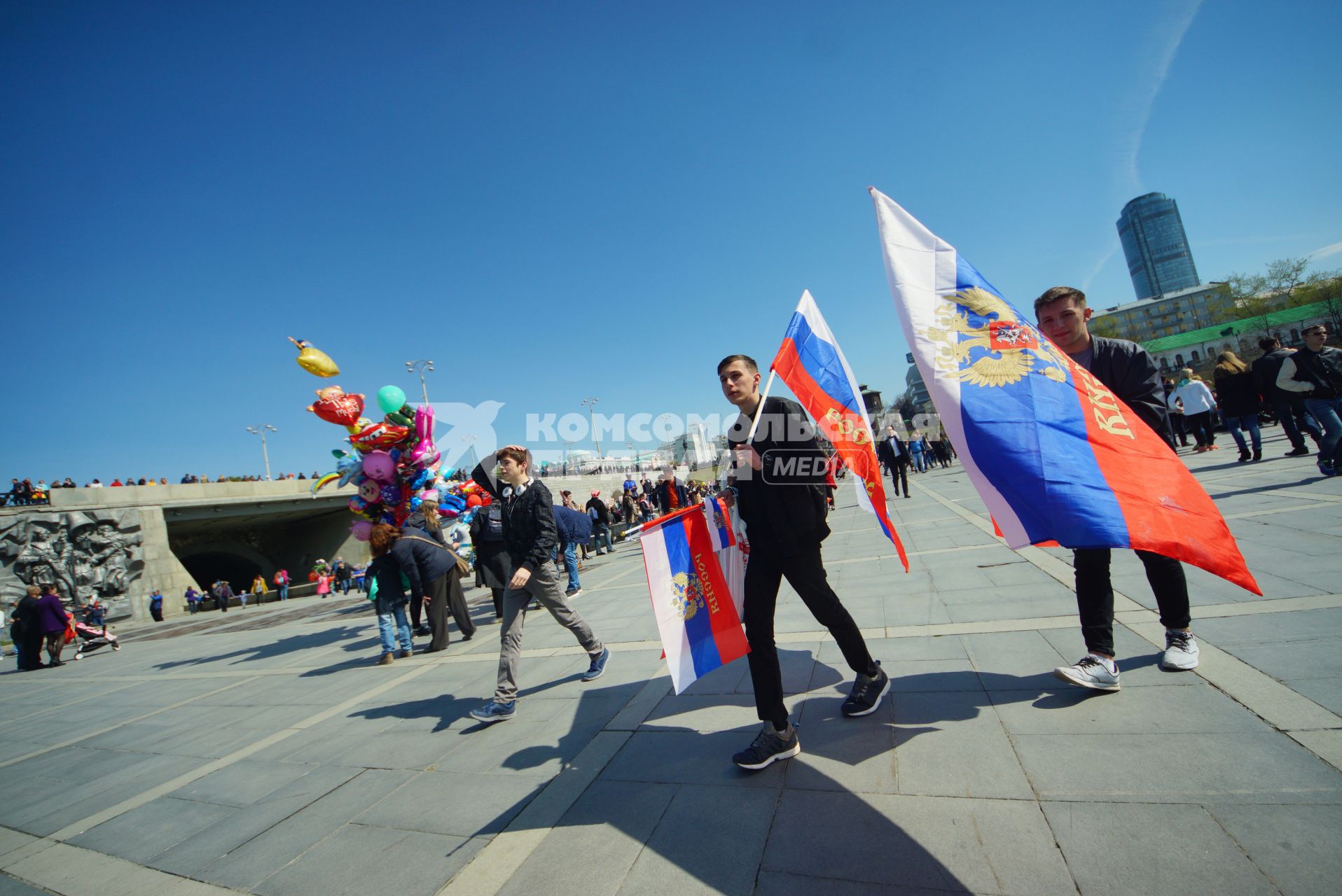 Екатеринбург. Торговцы праздничной атрибутикой во время праздничных гуляний горожан в честь 72-й годовщины победы в Великой Отечественной войне