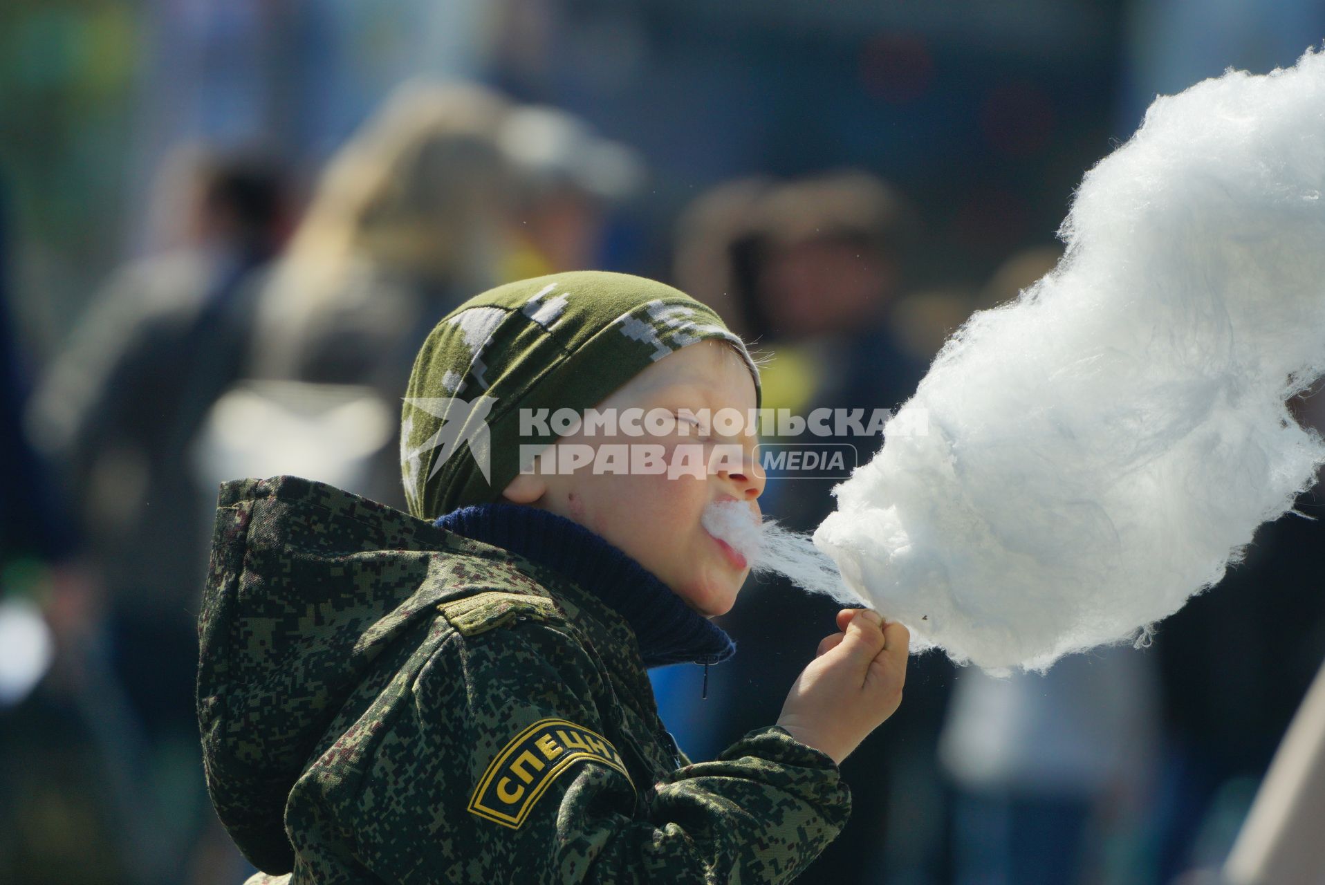 Екатеринбург. Ребенок в камуфляжной одежде и нашивкой \'спецназ\' ест сладкую вату, во время праздничных гуляний горожан в честь 72-й годовщины победы в Великой Отечественной войне