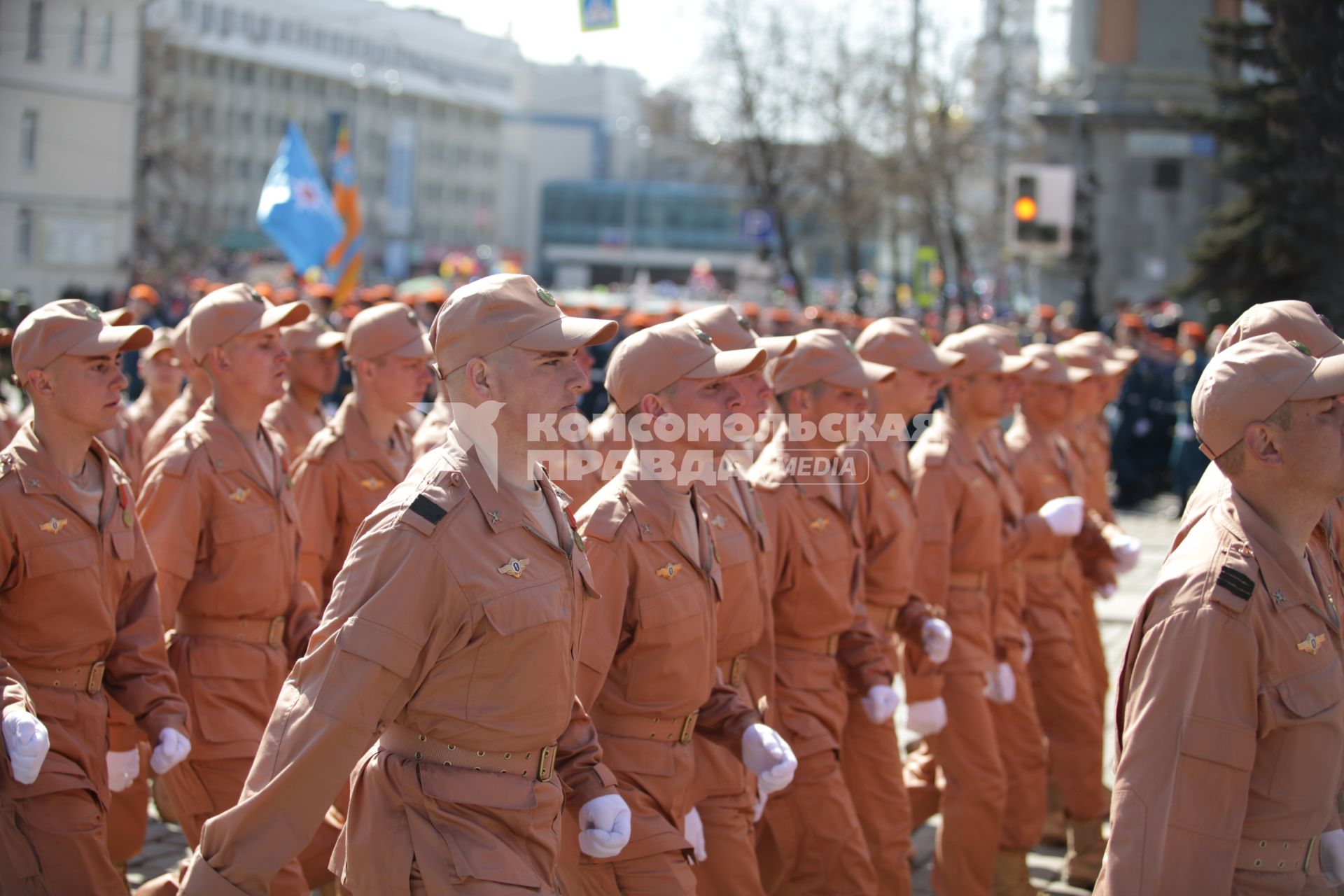 Екатеринбург. Военнослужащие сухопутных войск маршируют парадным строем в честь 72-й одовщины победы в Великой Отечествоенной войне