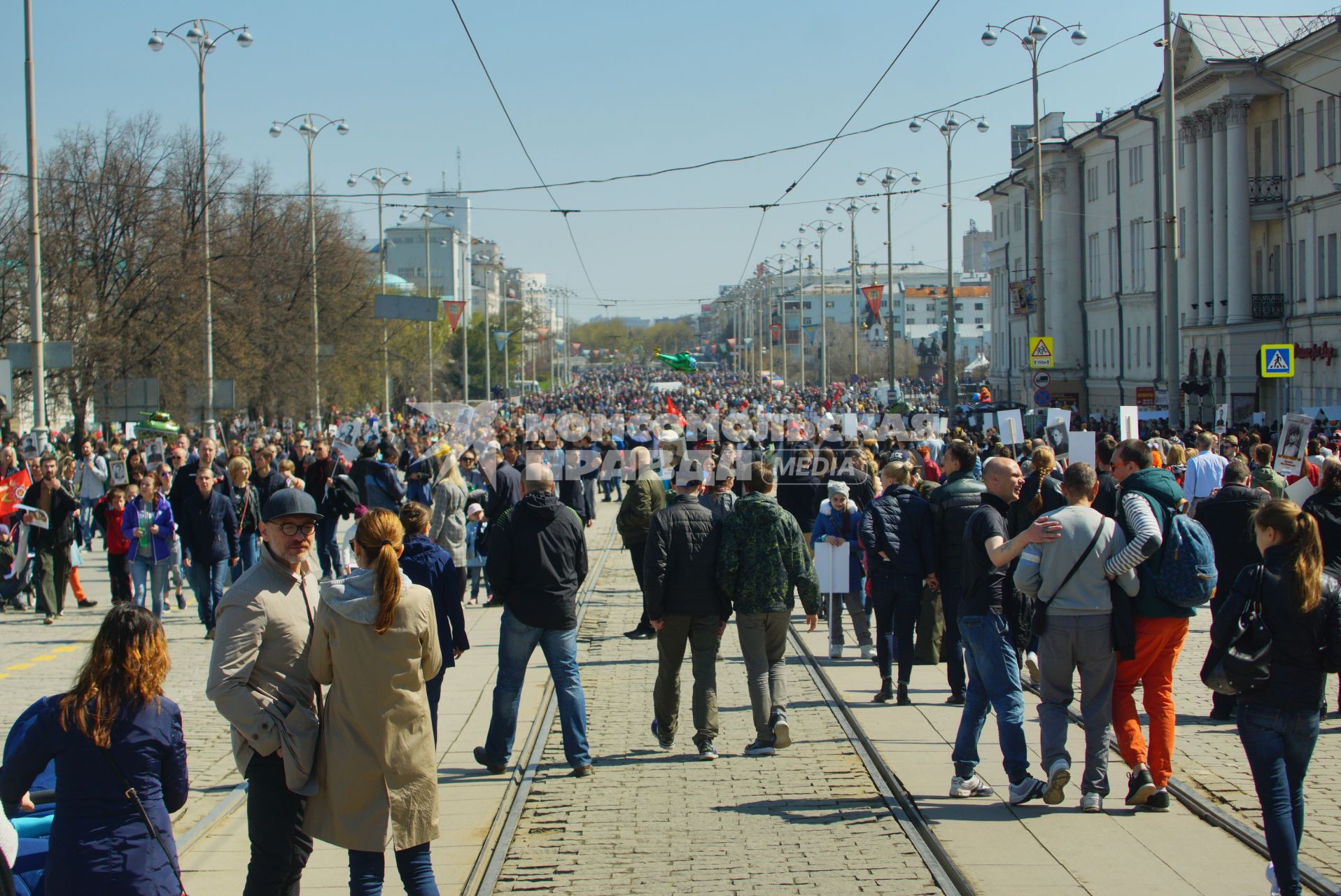 Екатеринбург. Праздничные гуляния горожан после военного парада в честь 72-й годовщины победы в Великой Отечественной войне