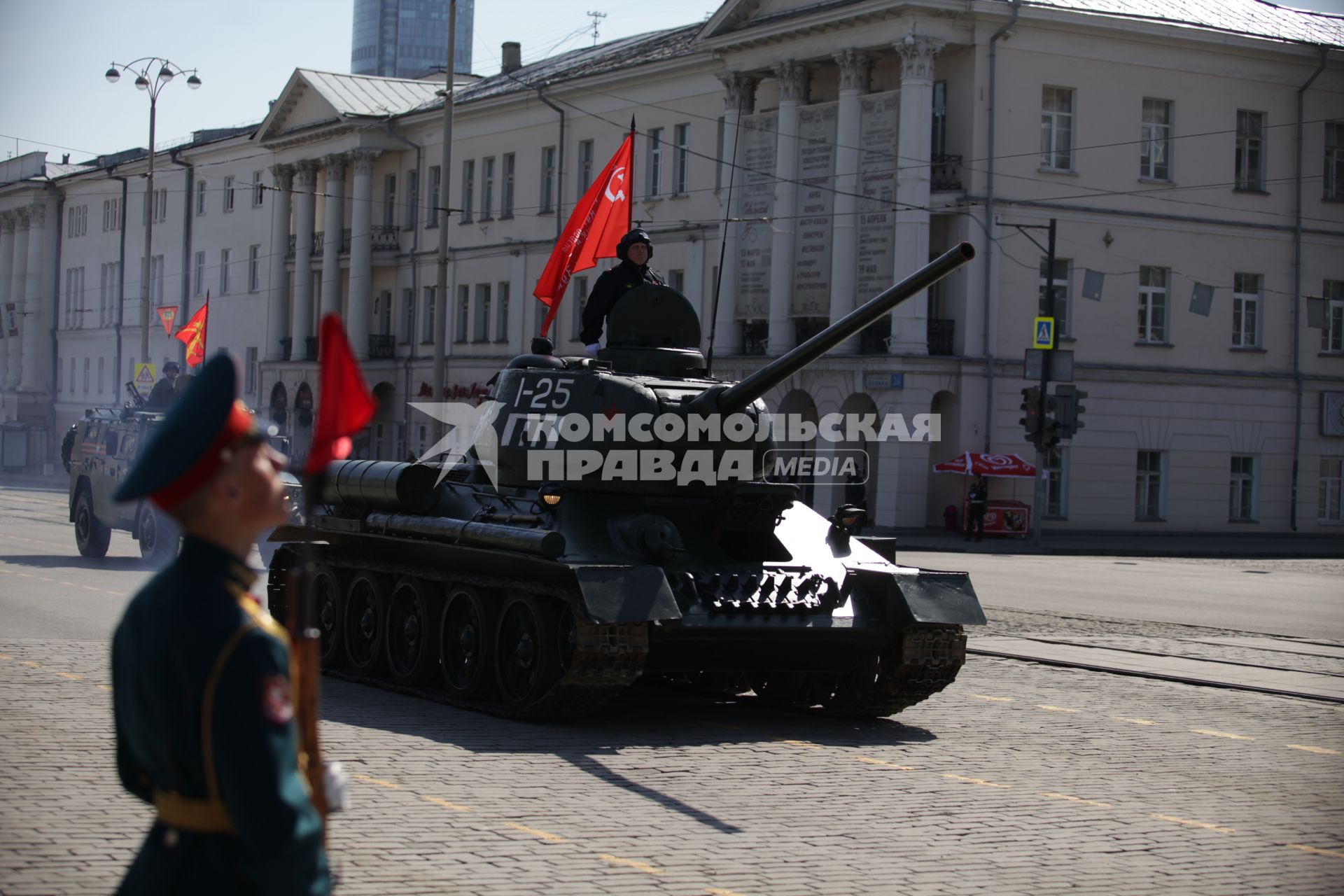 Екатеринбург. Танк Т-34 во время военного парада в честь 72-й годовщины победы в Великой Отечествоенной войне