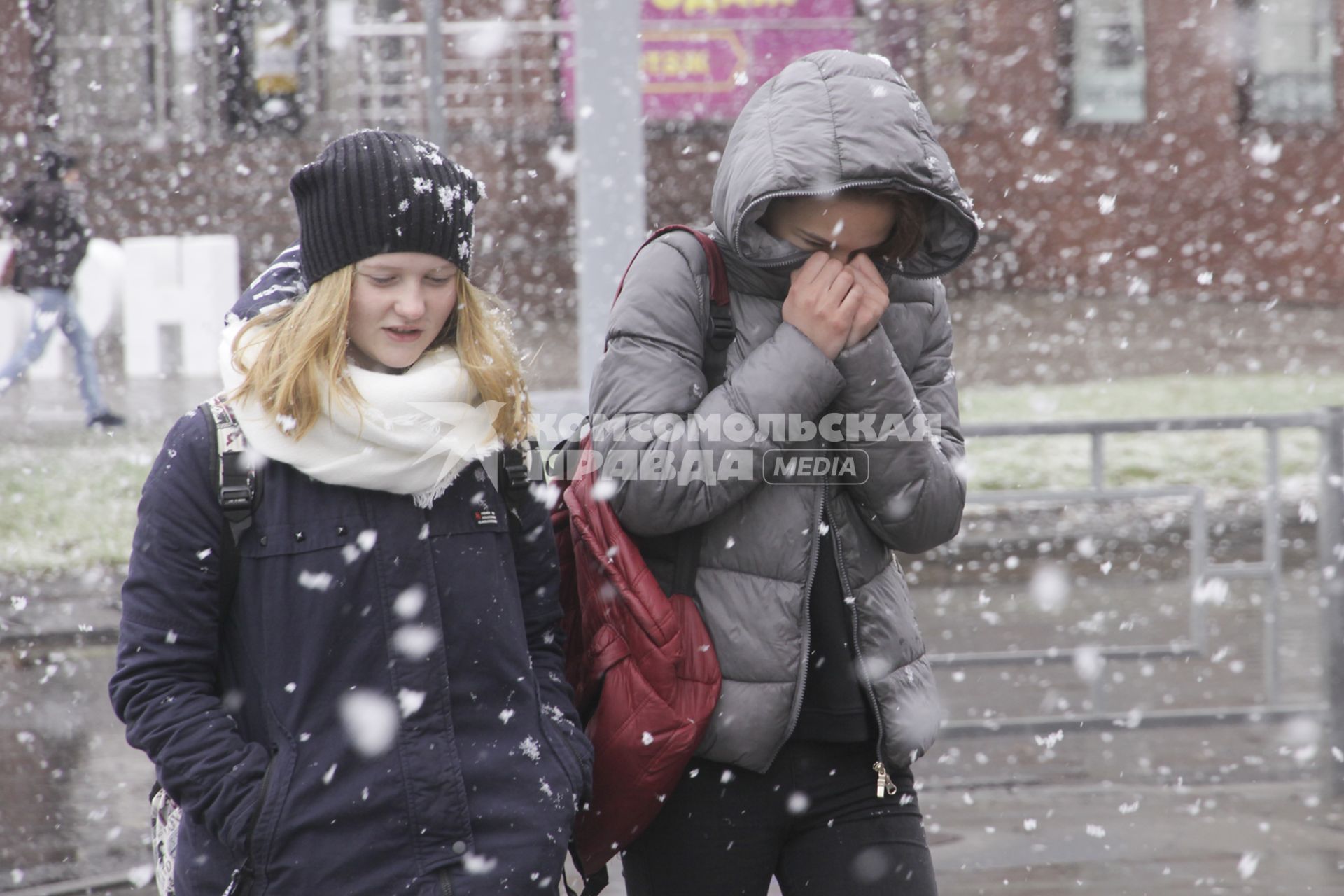 Барнаул. Прохожие во время снегопада на одной из улиц города.