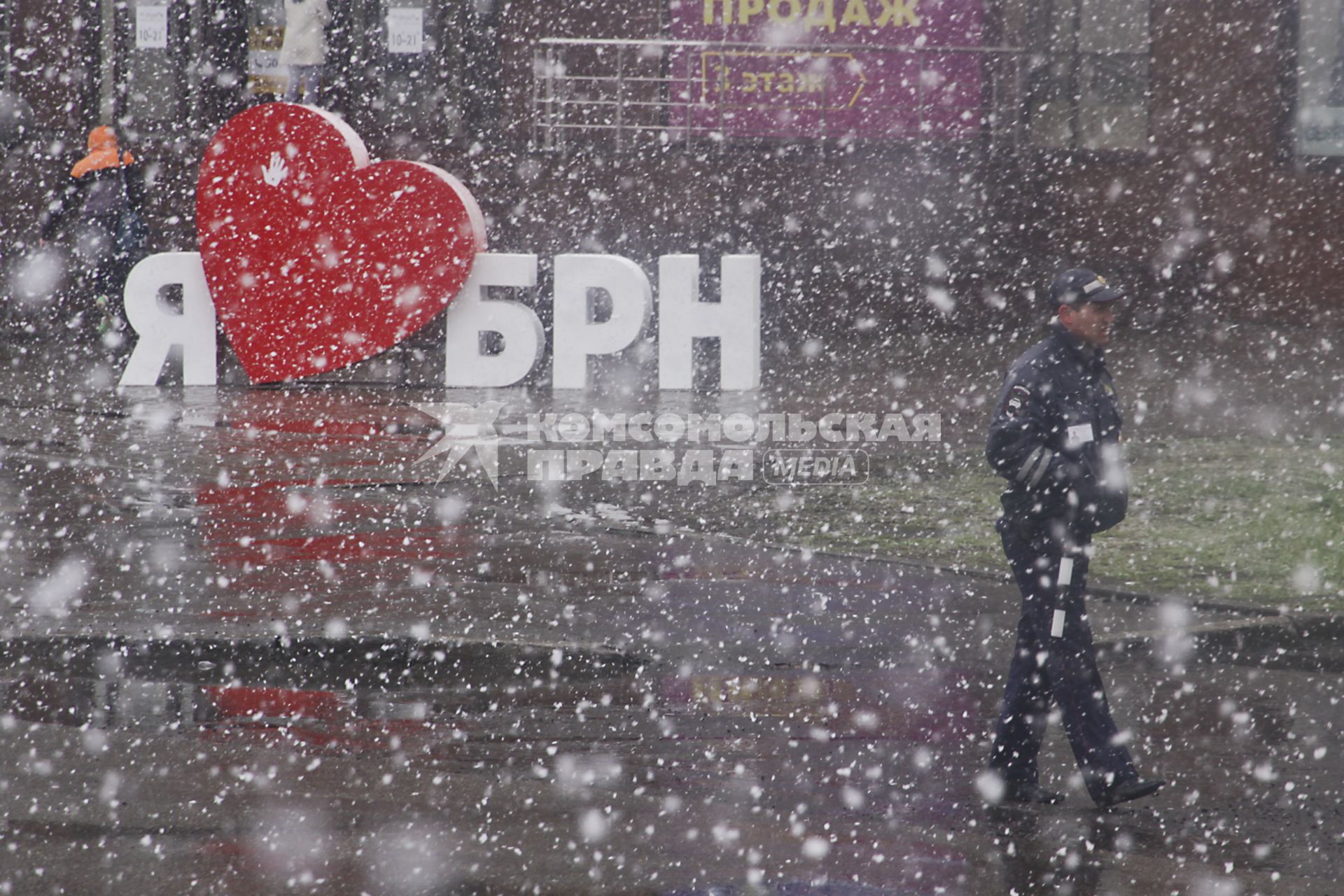 Барнаул. Прохожий во время снегопада на одной из улиц города.