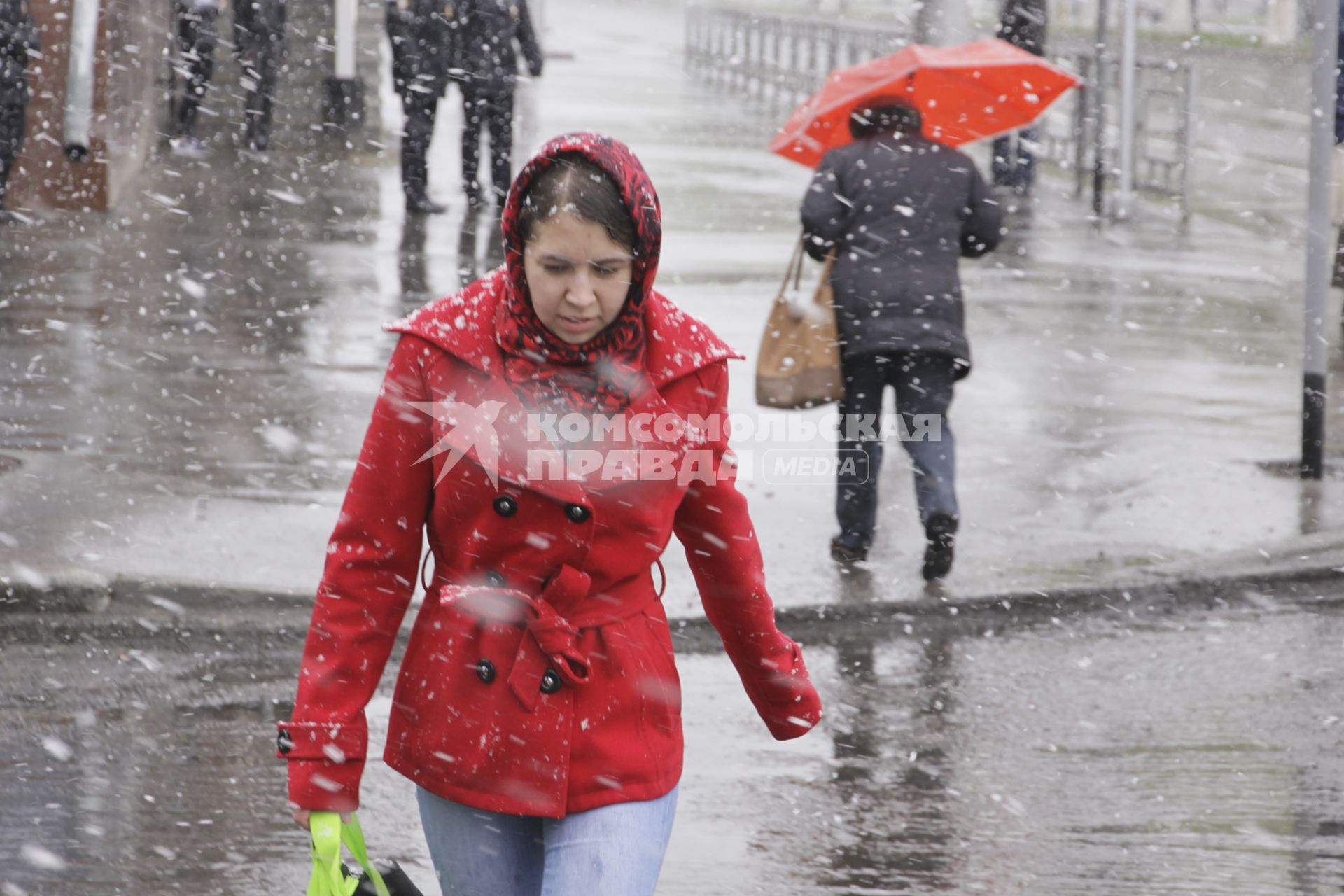 Барнаул. Прохожие во время снегопада на одной из улиц города.