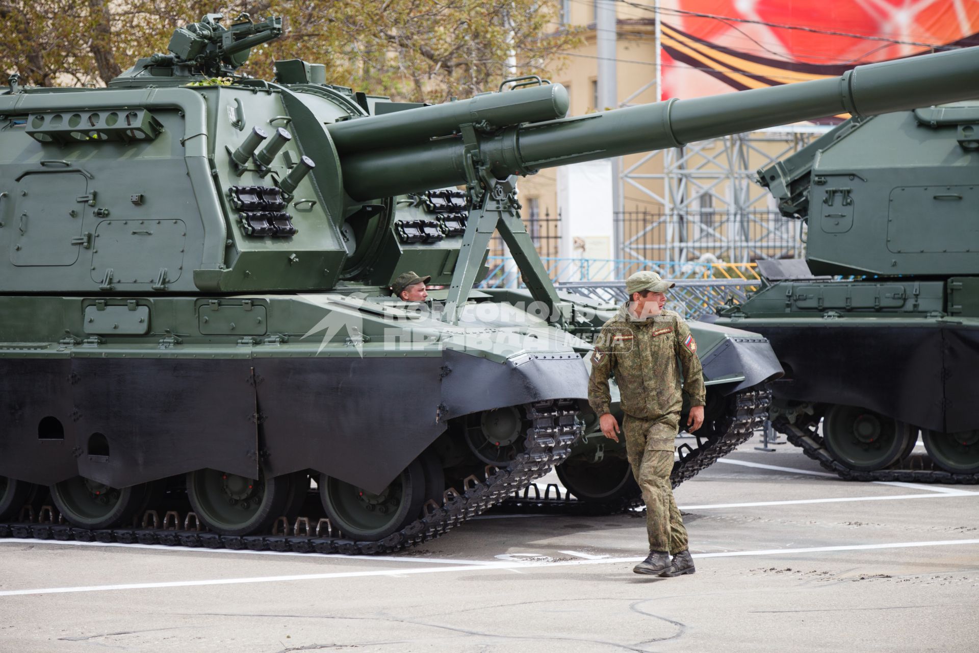 Ставрополь. Самоходную гаубицу `Мста-С`  доставили  на площадь Ленина в рамках проведения репетиции Парада Победы.