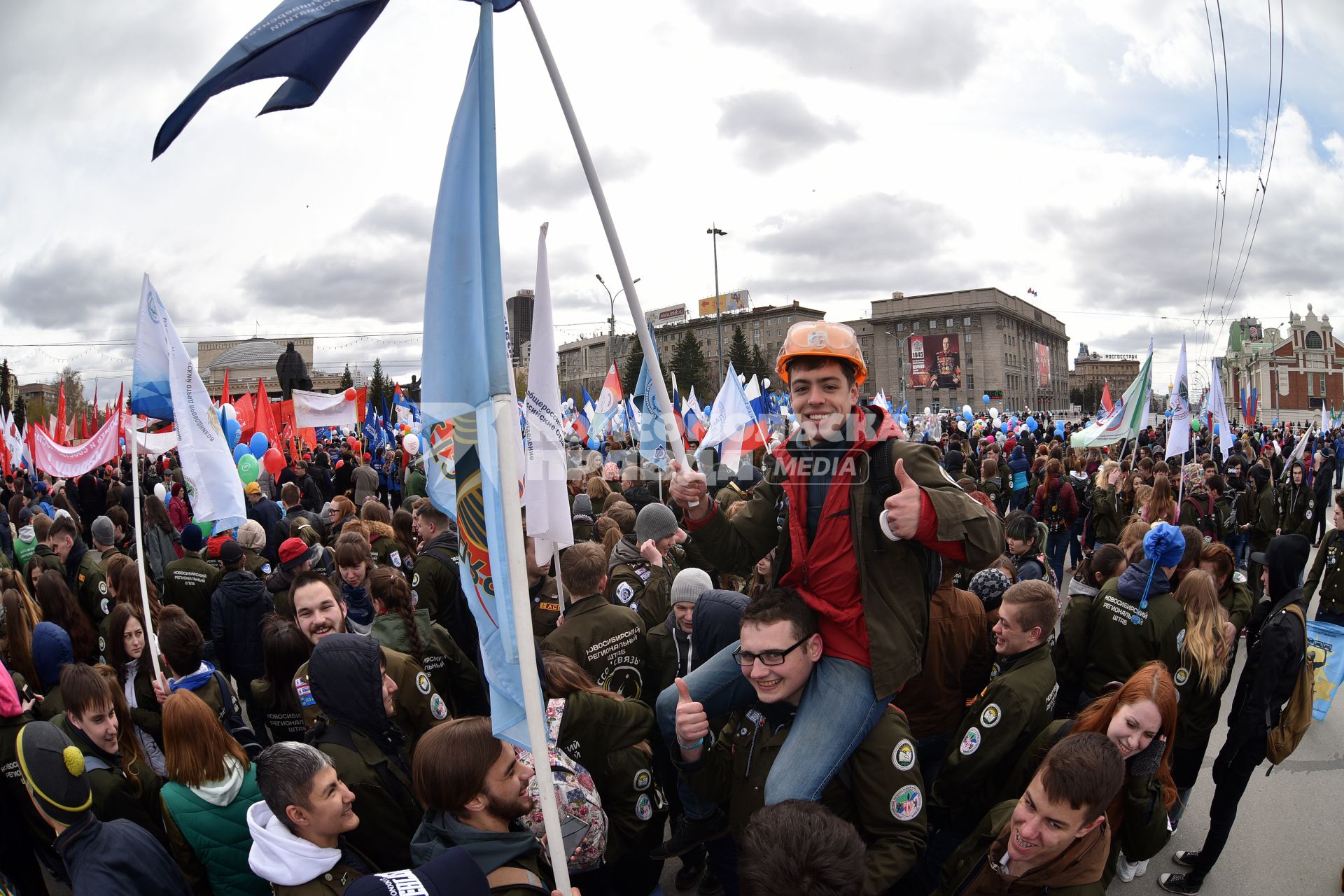 Новосибирск.  Участники первомайского шествия КПРФ на Красном проспекте.