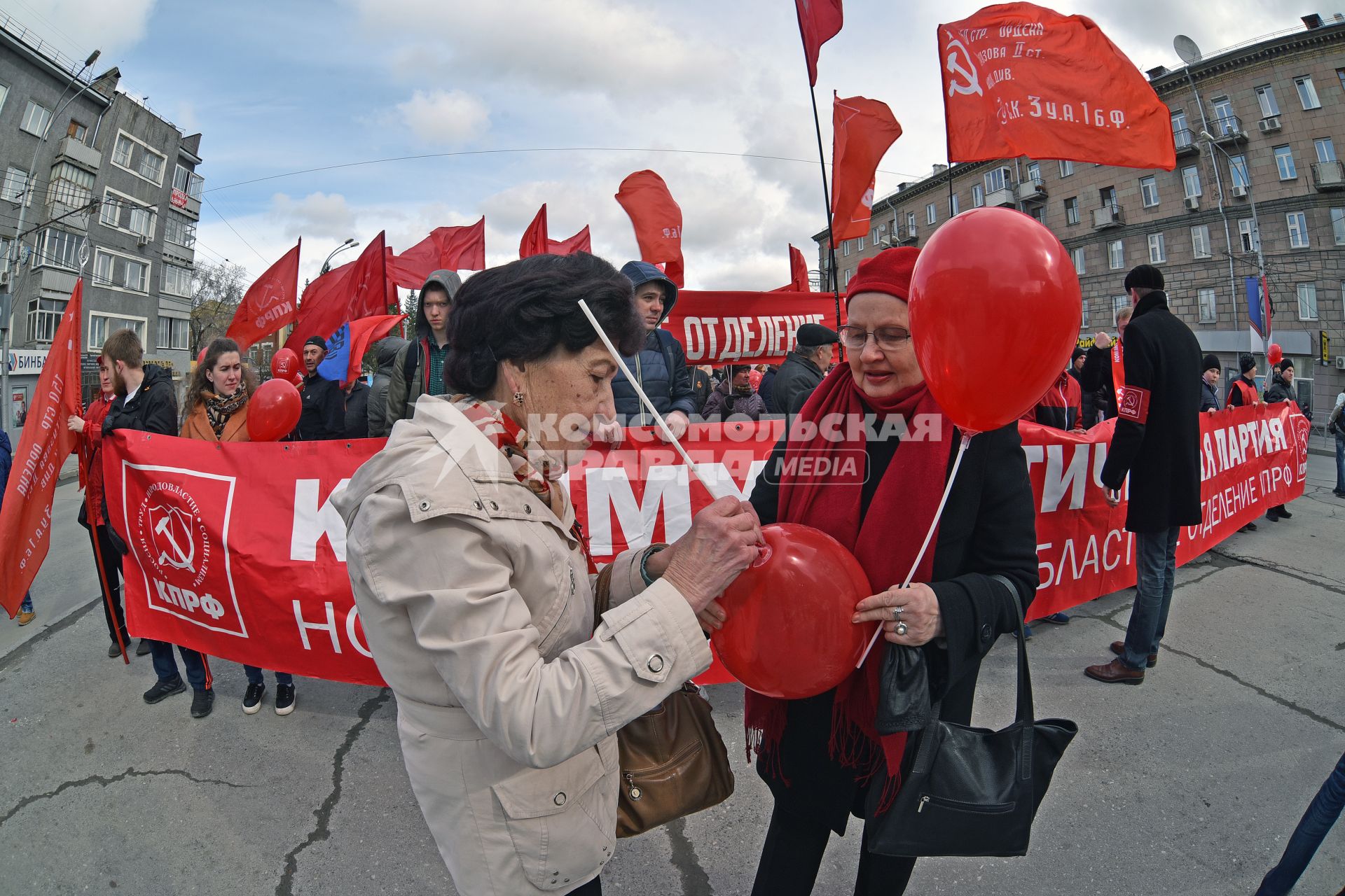 Новосибирск. Участники первомайского шествия КПРФ на Красном проспекте.