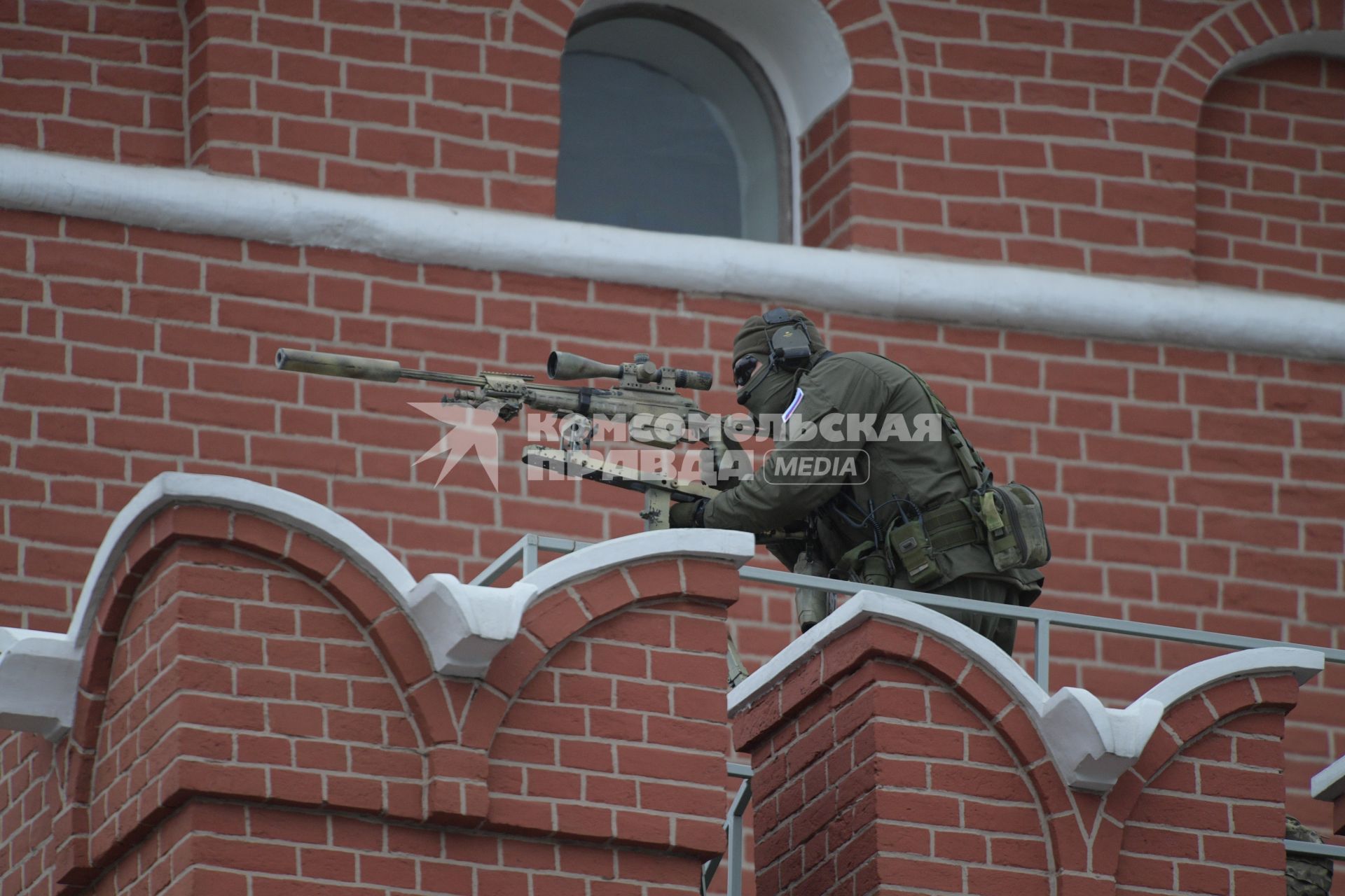 Москва.  Снайпер на Красной площади перед началом военного парада, посвященного 72-й годовщине Победы в Великой Отечественной войне.