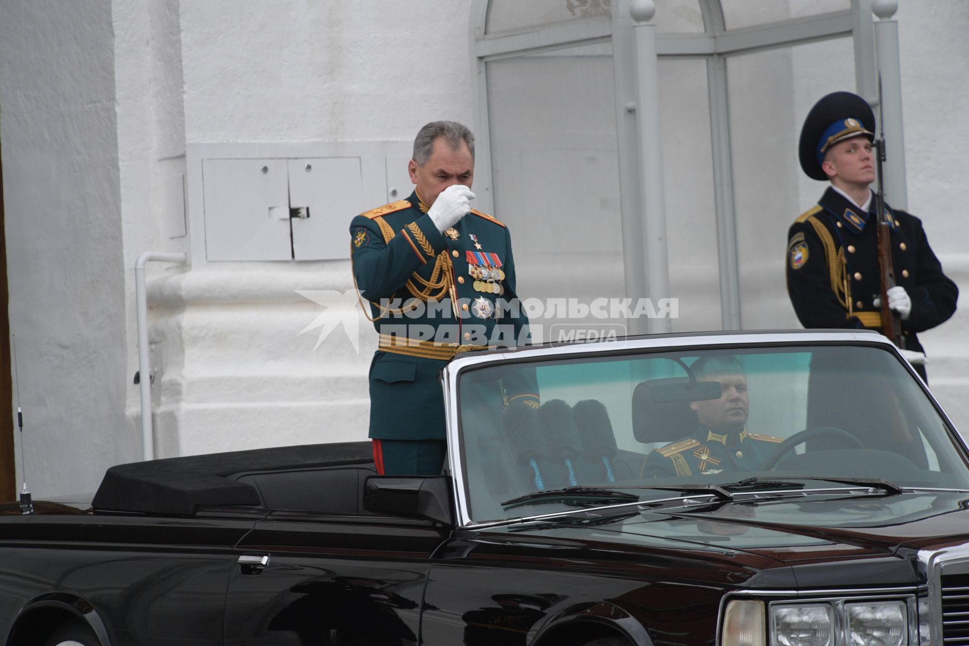 Москва. Министр обороны РФ Сергей Шойгу (слева) на Красной площади перед началом военного парада, посвященного 72-й годовщине Победы в Великой Отечественной войне.