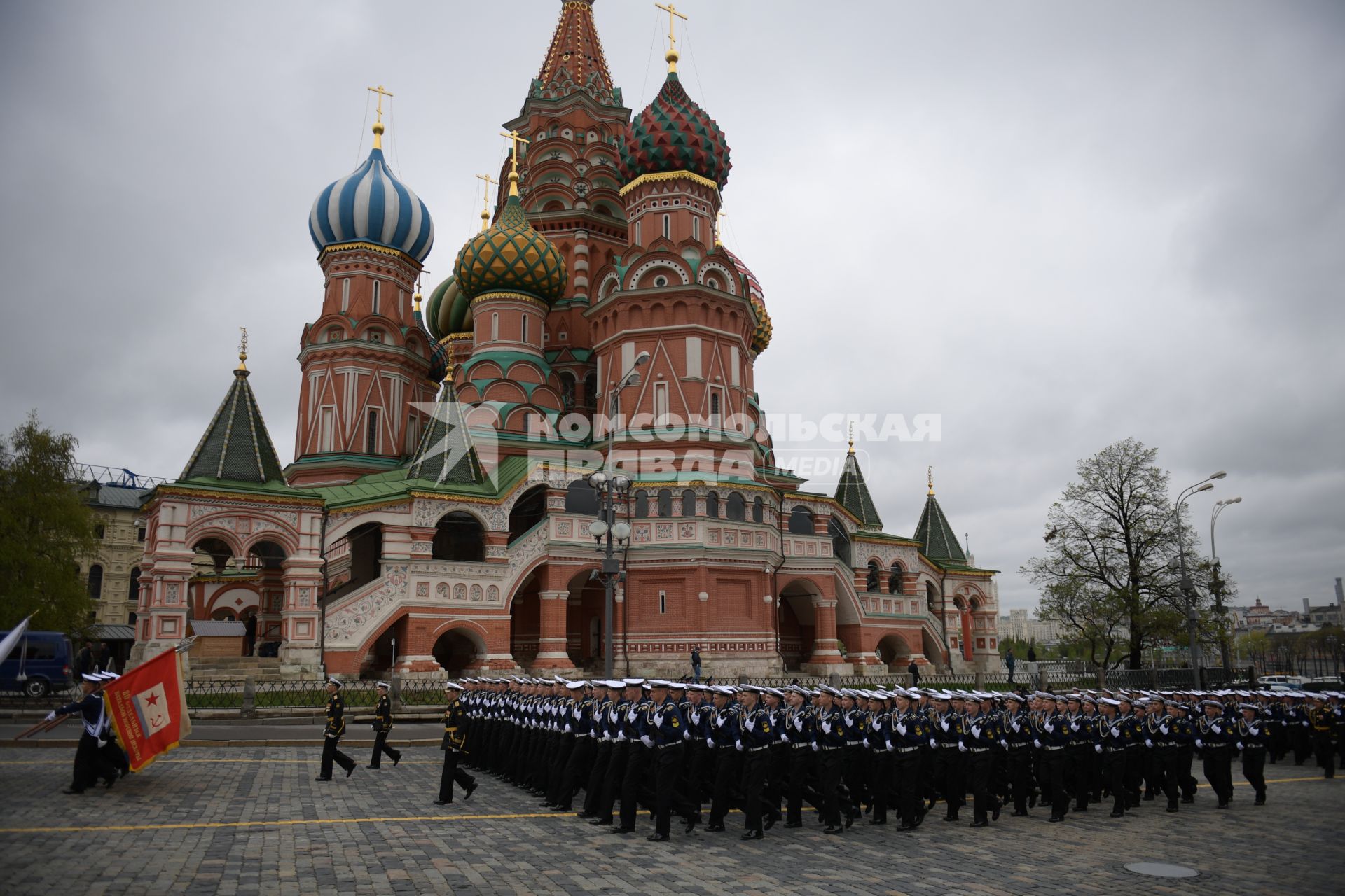 Москва.  Курсанты Тихоокеанского высшего военно-морского училища имени адмирала Макарова на Красной площади перед началом военного парада, посвященного 72-й годовщине Победы в Великой Отечественной войне.