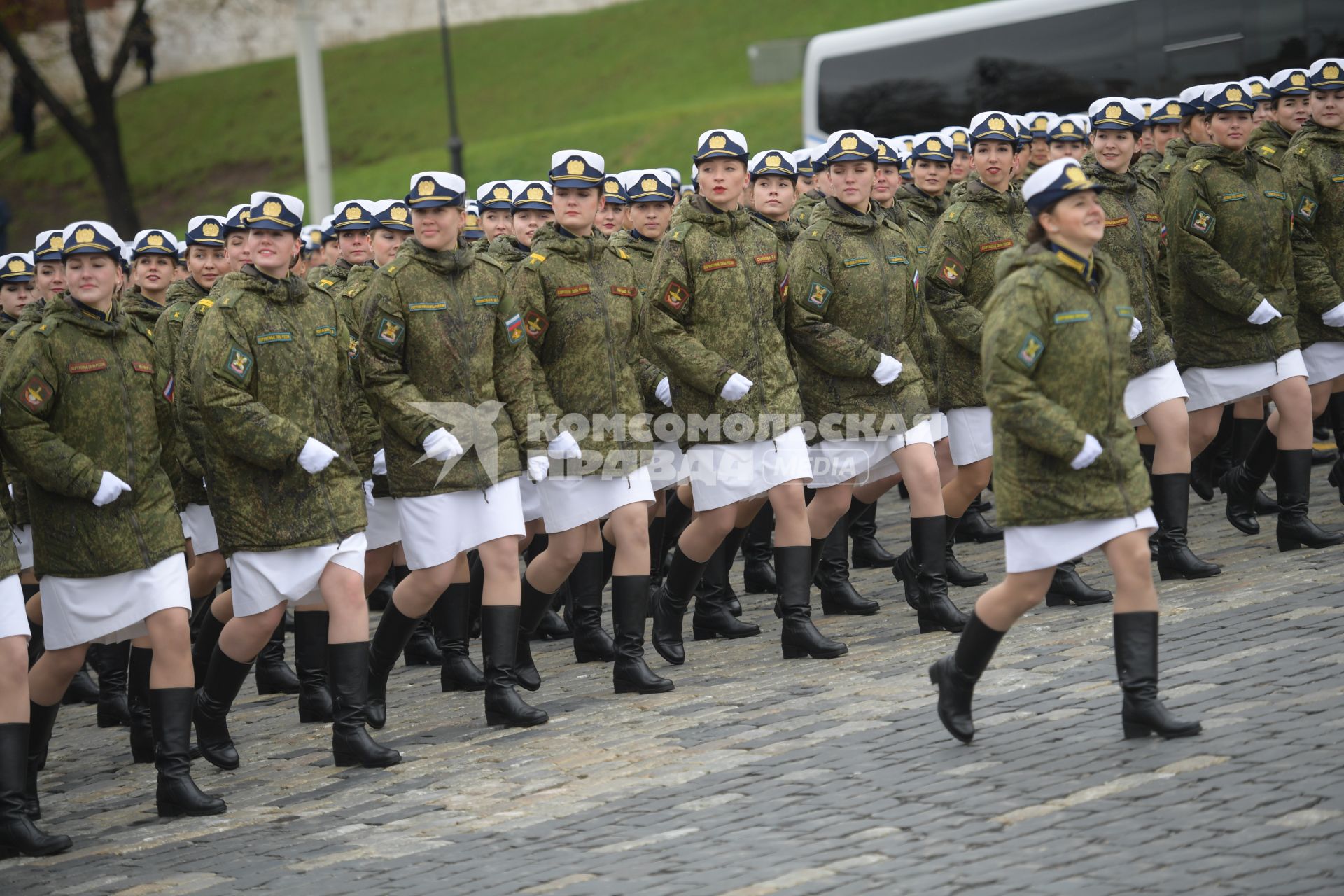 Москва. Парадный расчет девушек-курсантов Военной академии связи имени Буденного и Военно-космической академии имени Можайского на Красной площади перед началом военного парада, посвященного 72-й годовщине Победы в Великой Отечественной войне.