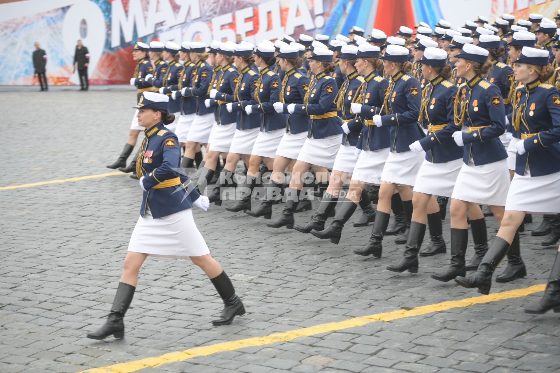 Москва.  Парадный расчет девушек-курсантов Военной академии связи имени Буденного и Военно-космической академии имени Можайского на Красной площади во время военного парада, посвященного 72-й годовщине Победы в Великой Отечественной войне.