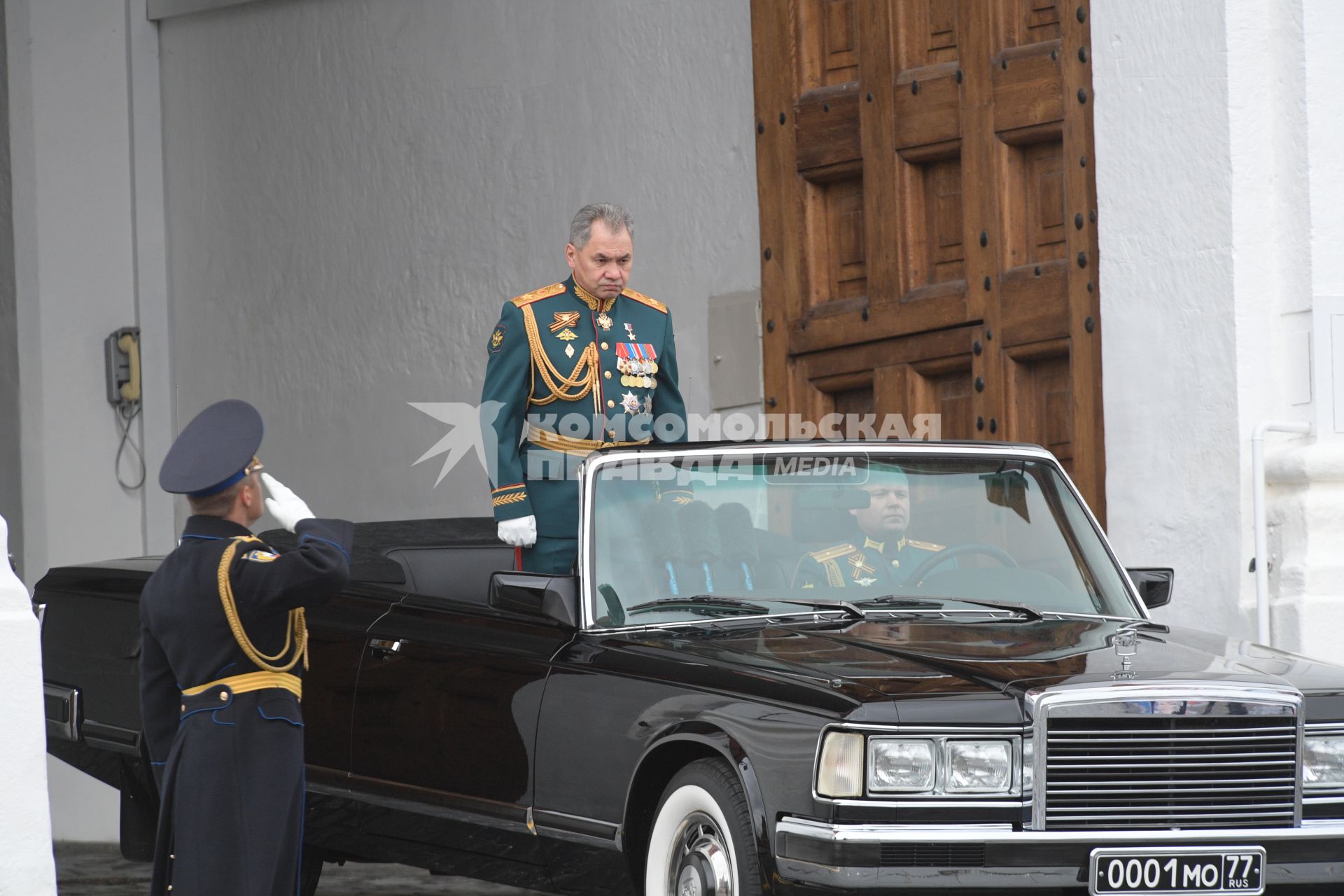 Москва. Министр обороны РФ Сергей Шойгу (в центре) на Красной площади перед началом военного парада, посвященного 72-й годовщине Победы в Великой Отечественной войне.