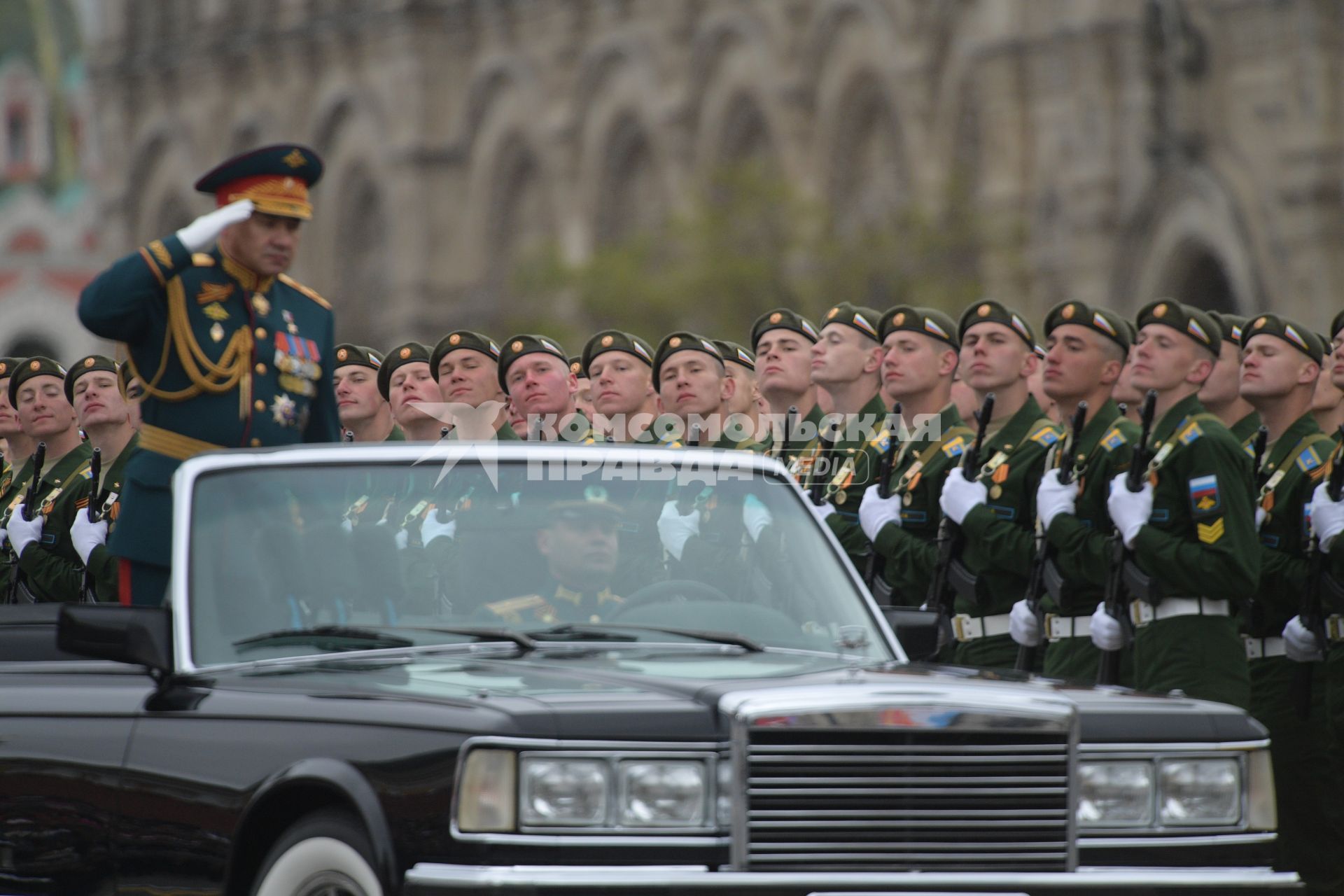 Москва. Министр обороны РФ Сергей Шойгу (слева) на Красной площади  во время военного парада, посвященного 72-й годовщине Победы в Великой Отечественной войне.