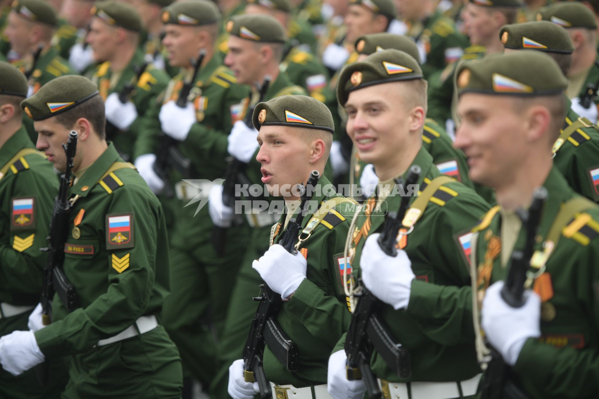 Москва. Курсанты Военной академии ракетных войск стратегического назначения имени Петра Великого  на Красной площади во время военного парада, посвященного 72-й годовщине Победы в Великой Отечественной войне.