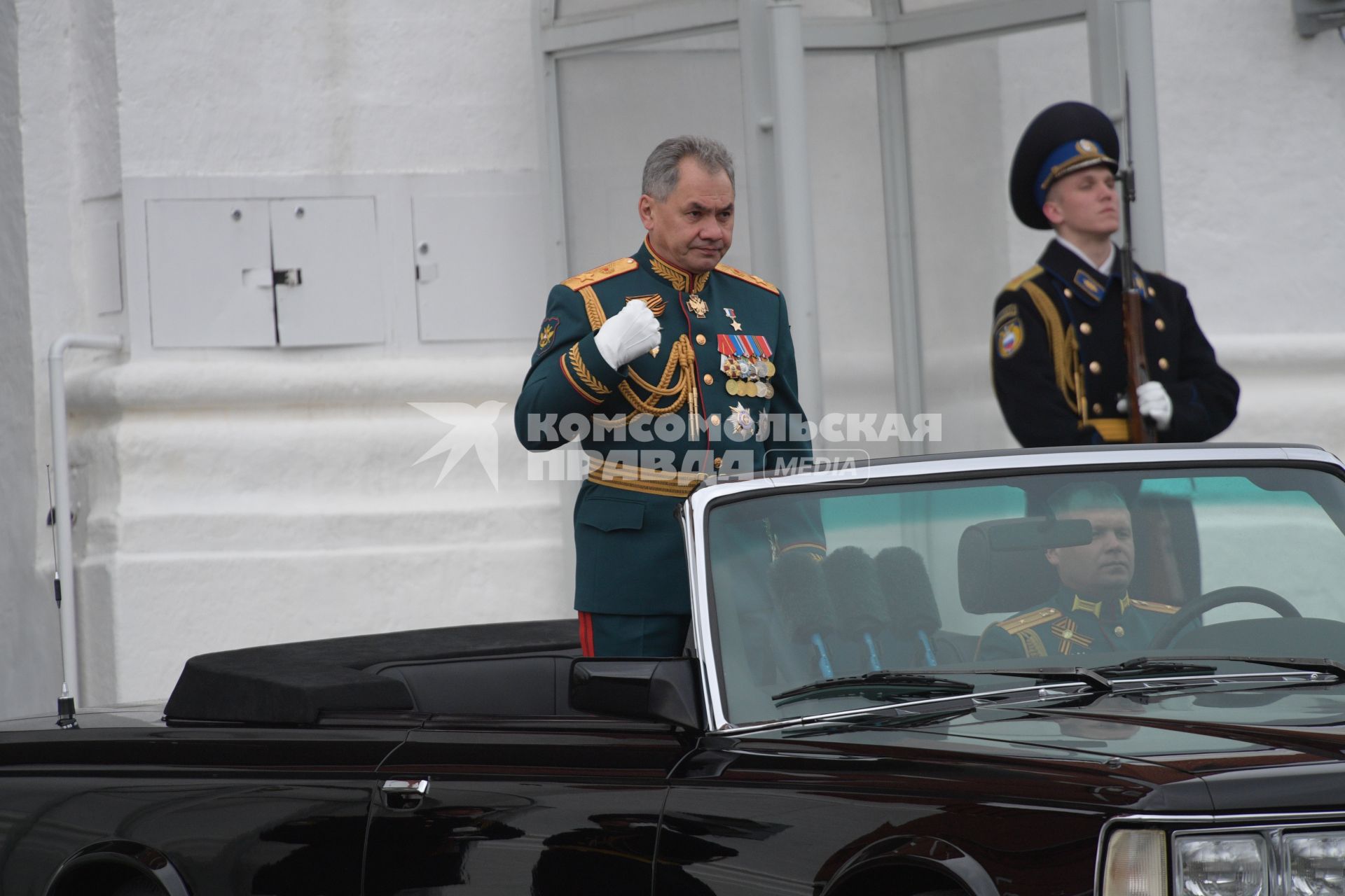 Москва. Министр обороны РФ Сергей Шойгу на Красной площади перед началом военного парада, посвященного 72-й годовщине Победы в Великой Отечественной войне.