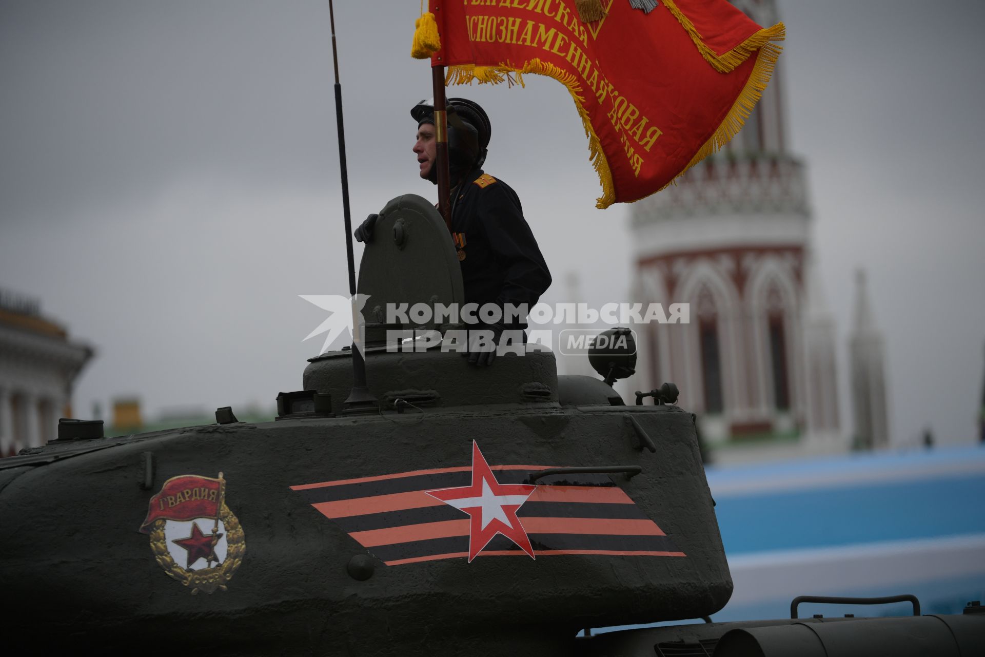 Москва.  Танк Т-34-85 на Красной площади во время военного парада, посвященного 72-й годовщине Победы в Великой Отечественной войне.