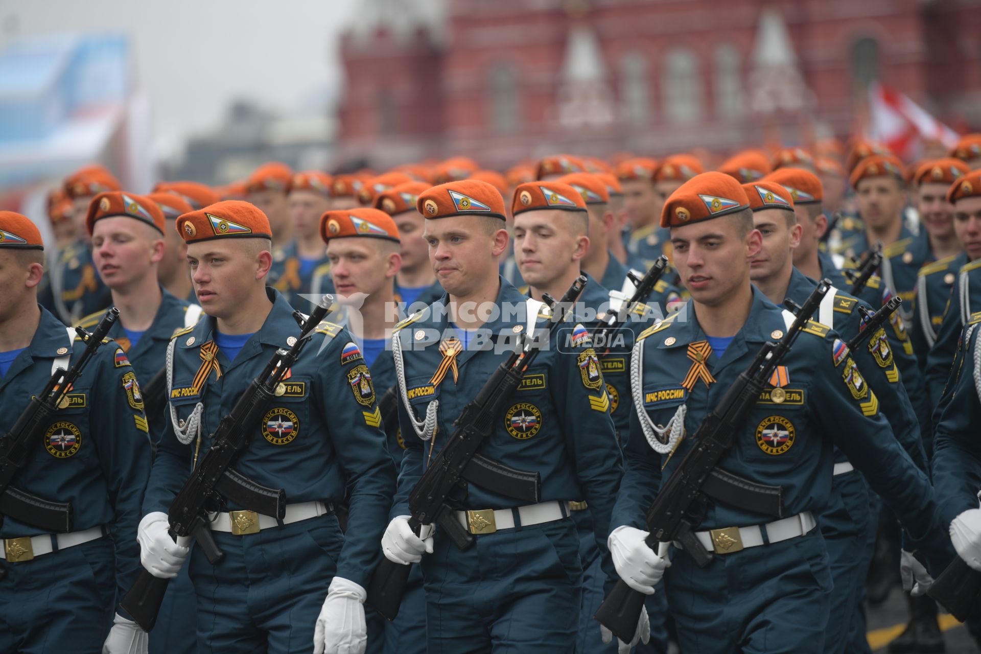 Москва.  Курсанты МЧС России на Красной площади во время военного парада, посвященного 72-й годовщине Победы в Великой Отечественной войне.