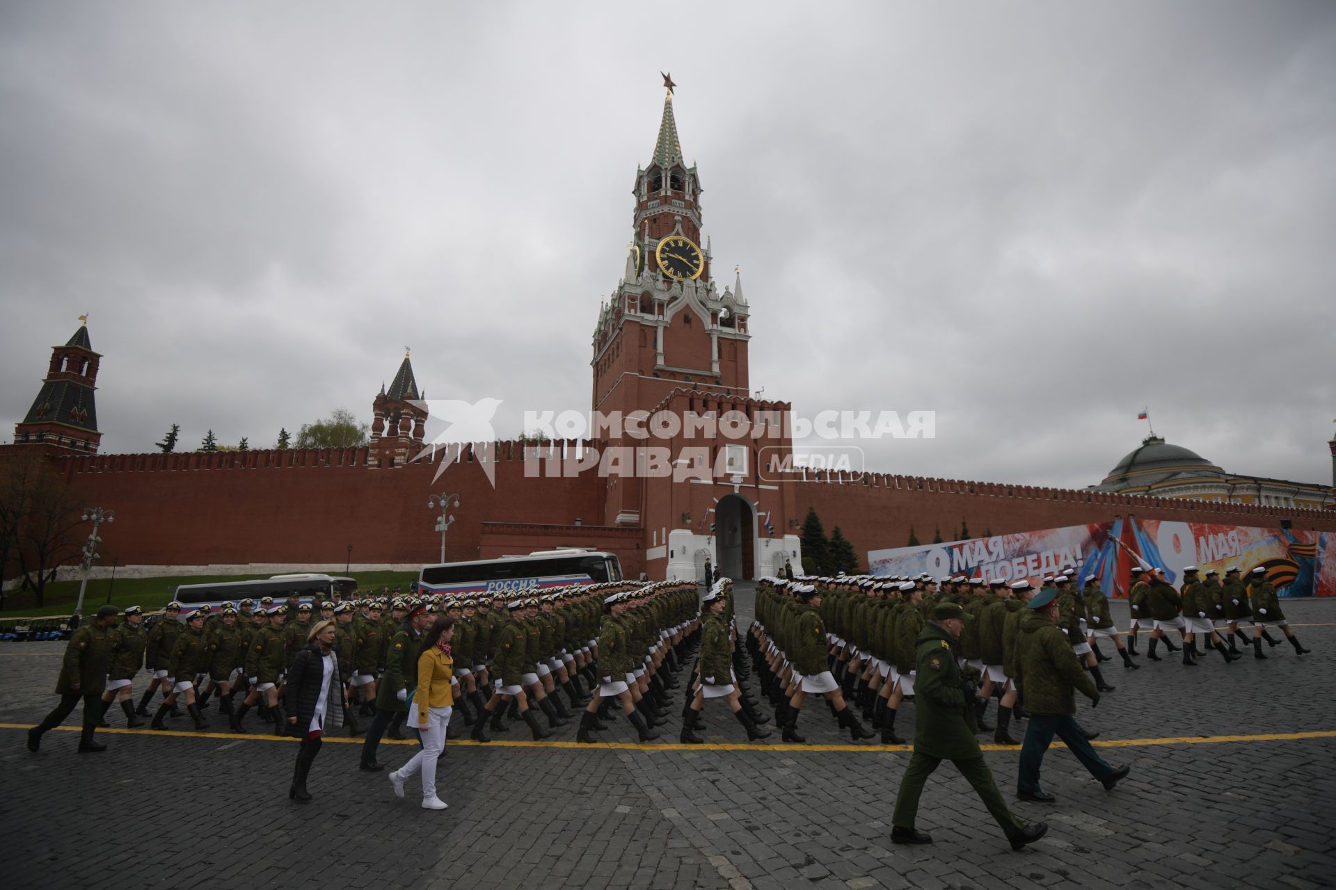 Москва. Парадный расчет девушек-курсантов Военной академии связи имени Буденного и Военно-космической академии имени Можайского на Красной площади перед началом военного парада, посвященного 72-й годовщине Победы в Великой Отечественной войне.