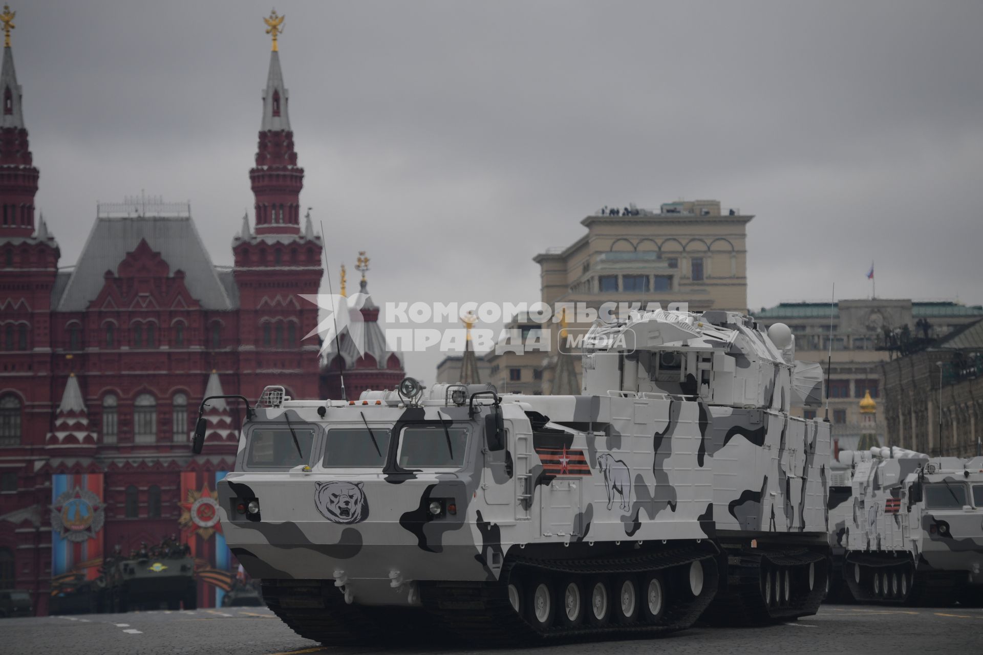 Москва.  Арктический зенитный ракетный комплекс `Тор-М2ДТ` на базе двухзвенного вездехода ДТ-30МТ `Витязь` на Красной площади во время военного парада, посвященного 72-й годовщине Победы в Великой Отечественной войне.