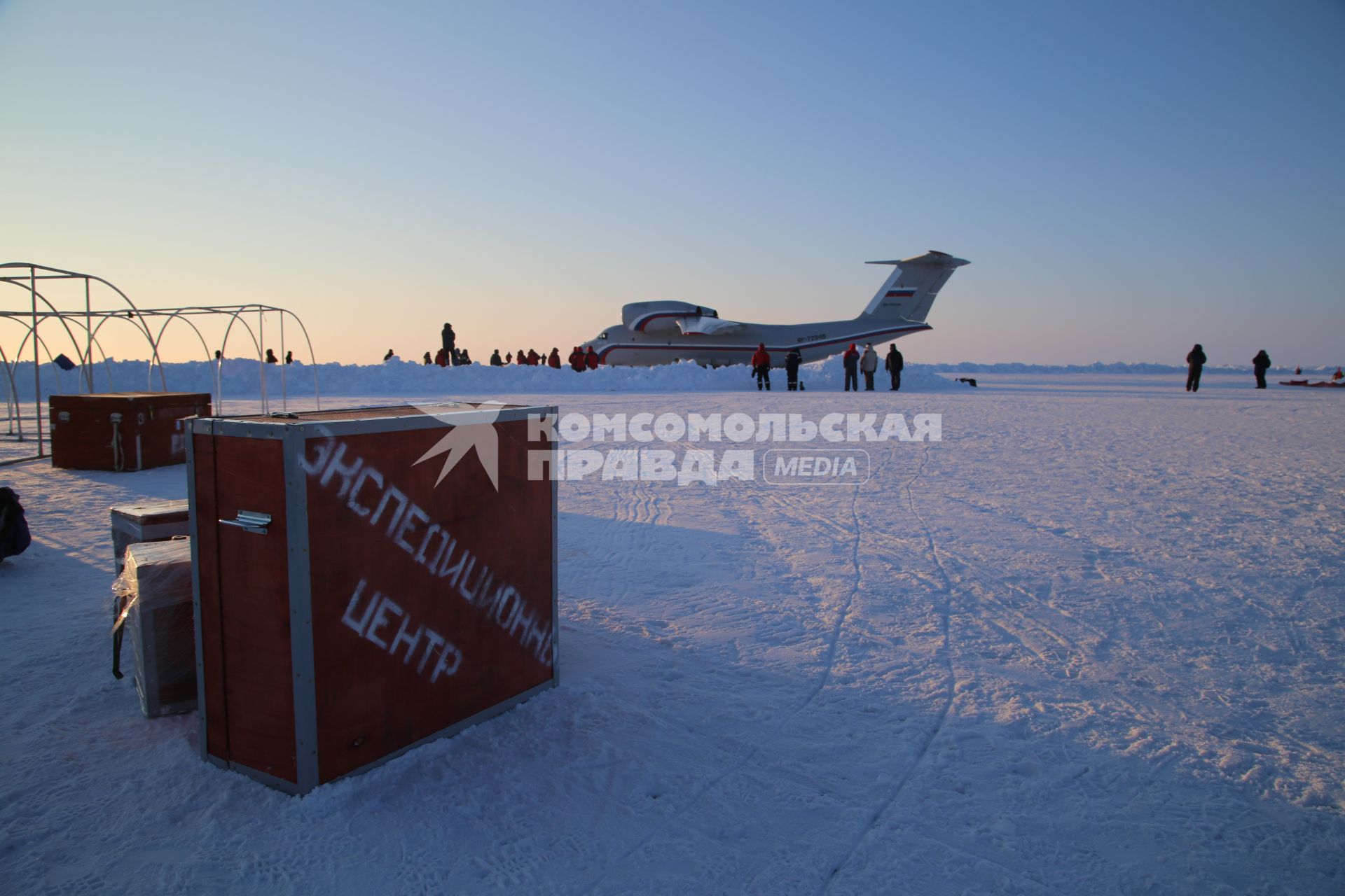 Северный полюс, лагерь `Барнео`. Самолет Ан-72  доставил экспедицию и груз на станцию.