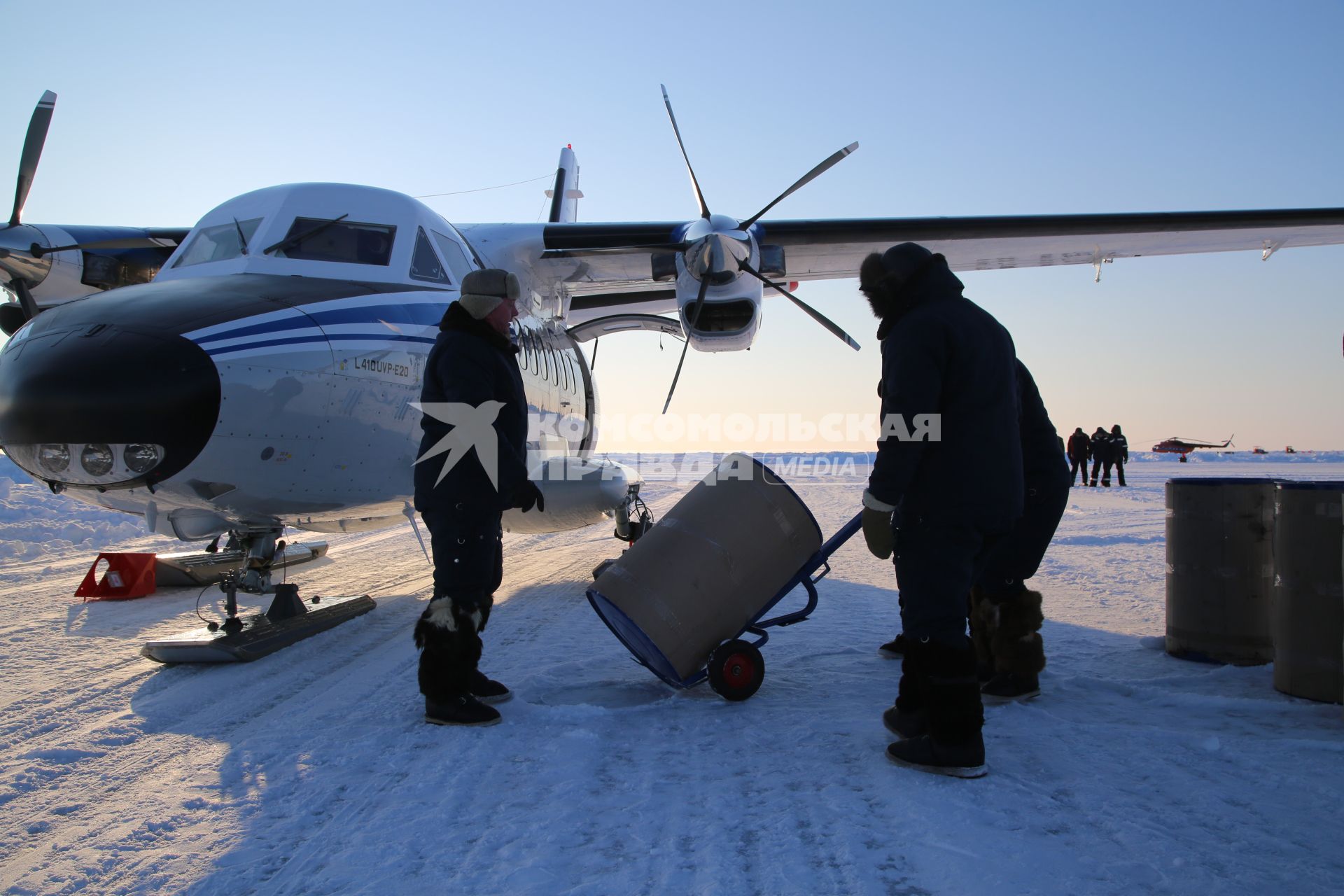 Северный полюс, лагерь `Барнео`. Самолет L-410   доставил горючее на полярную станцию.