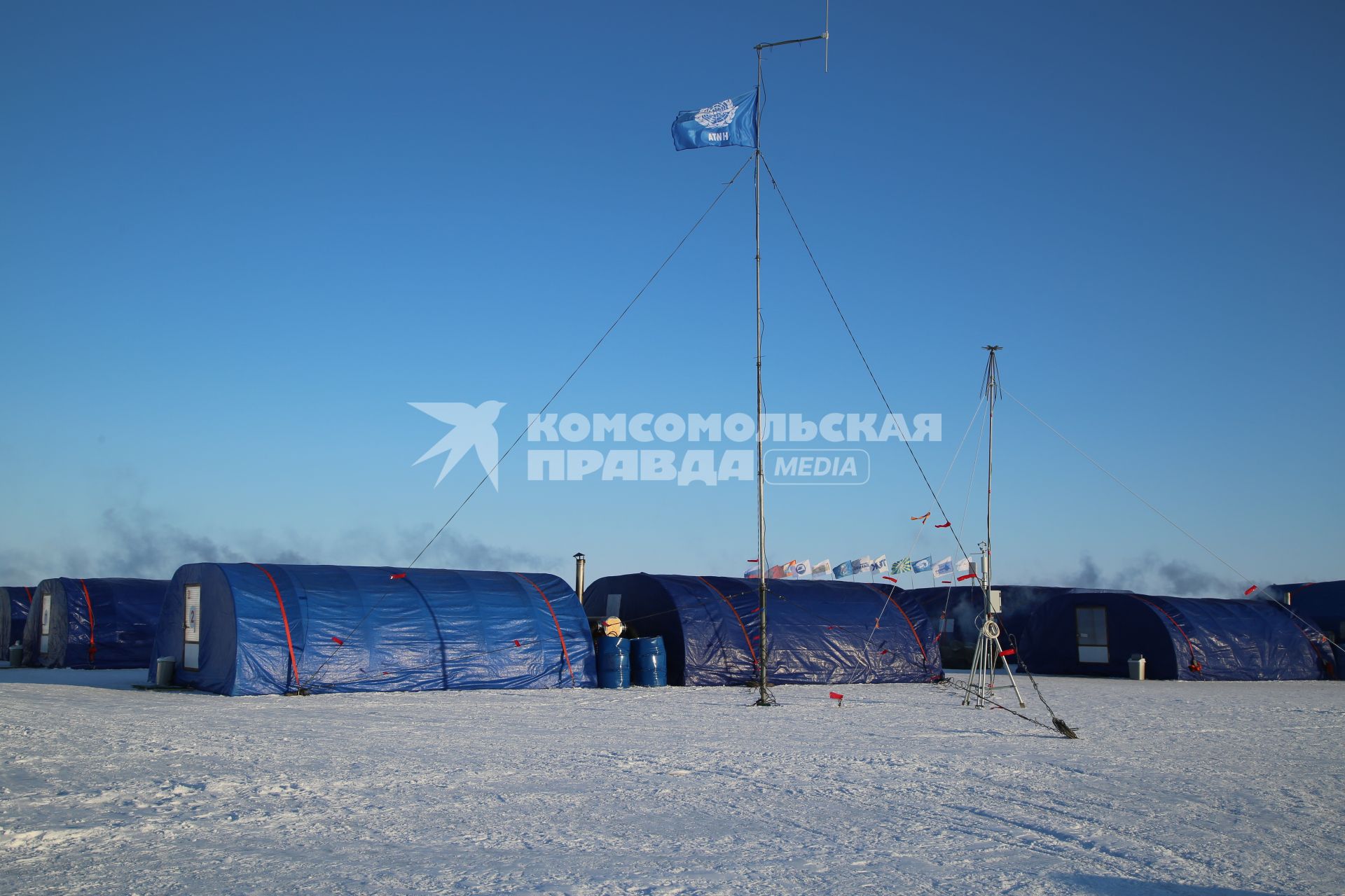 Северный полюс, лагерь `Барнео`. Палаточный городок станции Русского географического общества.