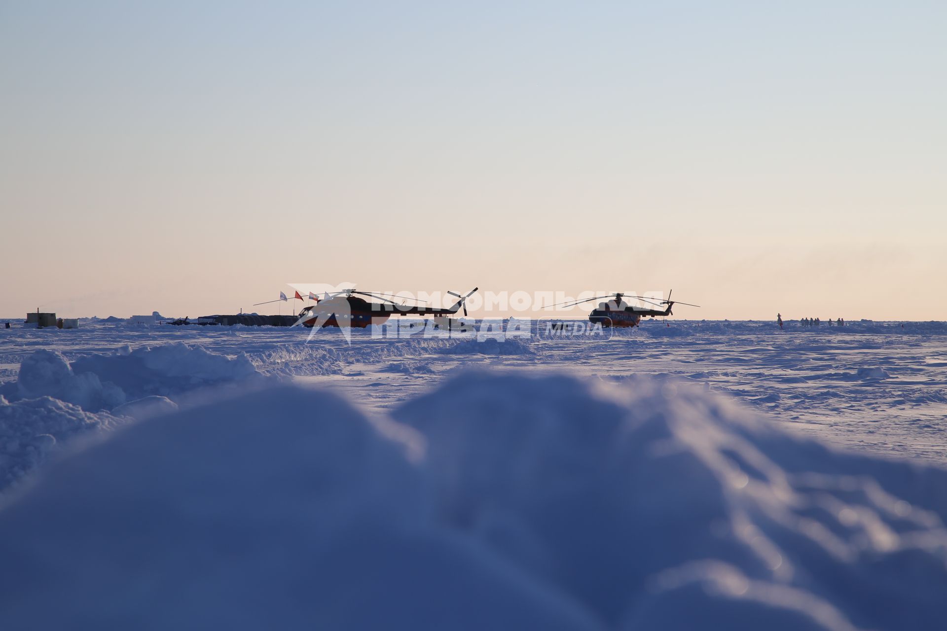 Северный полюс, лагерь `Барнео`.   Вертолет Ми-8  на полярной станции.