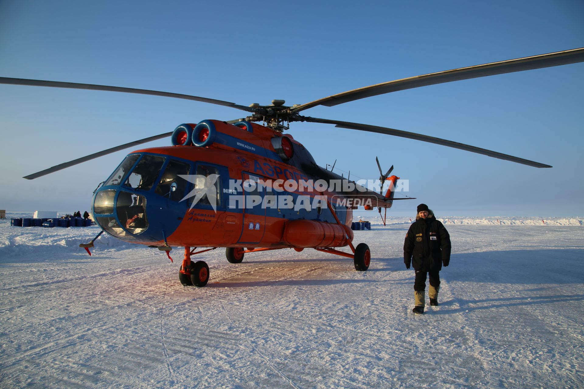 Северный полюс, лагерь `Барнео`.   Вертолет Ми-8  на полярной станции.