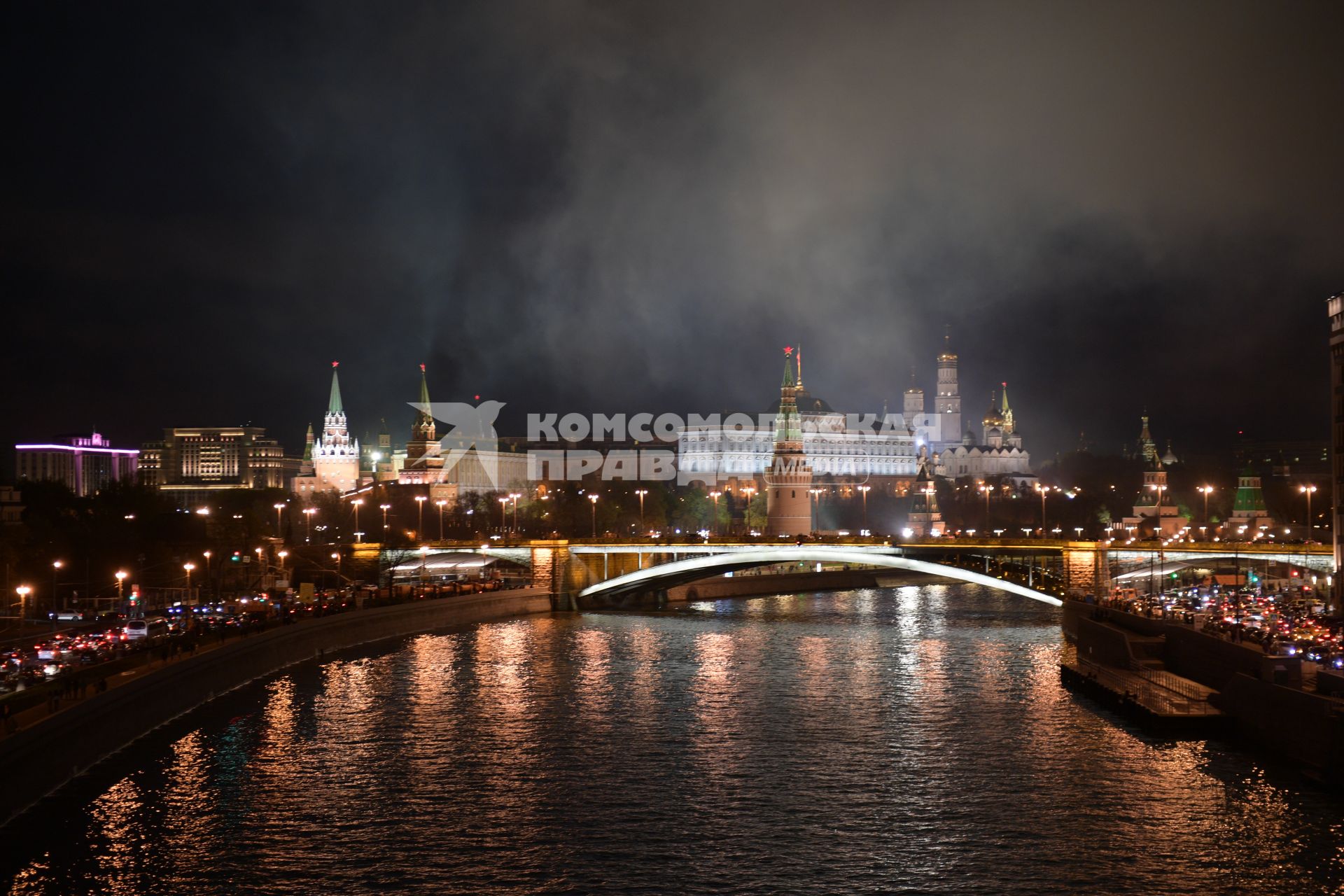 Москва.   Вид на Кремль с Патриаршего моста.